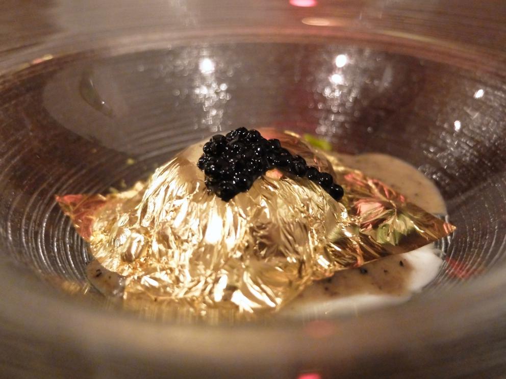 Galleria fotografica






La nostra cena al Pont de Ferr, nelle foto da Tanio Liotta. S'inizia con Messico e Nuvole: zucchero soffiato al peperoncino, salsa guacamole









Pan brioche tostato con acciuga e polvere di bagnet verd









Ciliegia di piccione









Midollo di vacca vecchia, polpa di riccio









Triglia in carpione, cavolo nano cinese









Tempura di gamberi e cervella, brodo dashi di gambo di violino della Val Chiavenna









Animella, alga dulse, salsa pil-pil









Terra fertile: purea di patata, malto, radici scottate. Molto buono. Il puré è fatto come insegna Robuchon: 50%-50%, ossia per ogni chilo di patate, 500 g di burro e altrettanti di latte. 









Deliziose Lumache brasate, crema di topinambur, scalogno croccante






