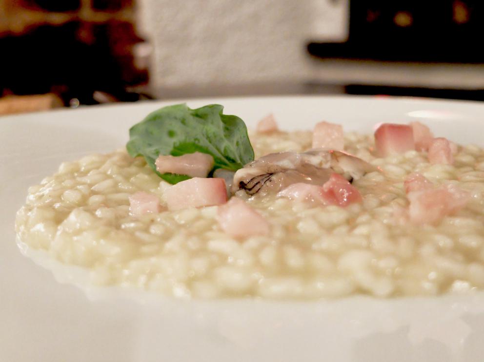Galleria fotografica






La nostra cena al Pont de Ferr, nelle foto da Tanio Liotta. S'inizia con Messico e Nuvole: zucchero soffiato al peperoncino, salsa guacamole









Pan brioche tostato con acciuga e polvere di bagnet verd









Ciliegia di piccione









Midollo di vacca vecchia, polpa di riccio









Triglia in carpione, cavolo nano cinese









Tempura di gamberi e cervella, brodo dashi di gambo di violino della Val Chiavenna









Animella, alga dulse, salsa pil-pil









Terra fertile: purea di patata, malto, radici scottate. Molto buono. Il puré è fatto come insegna Robuchon: 50%-50%, ossia per ogni chilo di patate, 500 g di burro e altrettanti di latte. 









Deliziose Lumache brasate, crema di topinambur, scalogno croccante









Un classicissimo di Milani: il Tempo delle uova d'oro (uovo, porcini, pistacchi, caviale, tartufo, sfoglia d'oro). Golosissimo









Un perfetto Vitello tonnato con salsa antica (tanto tonno, poco uovo)






