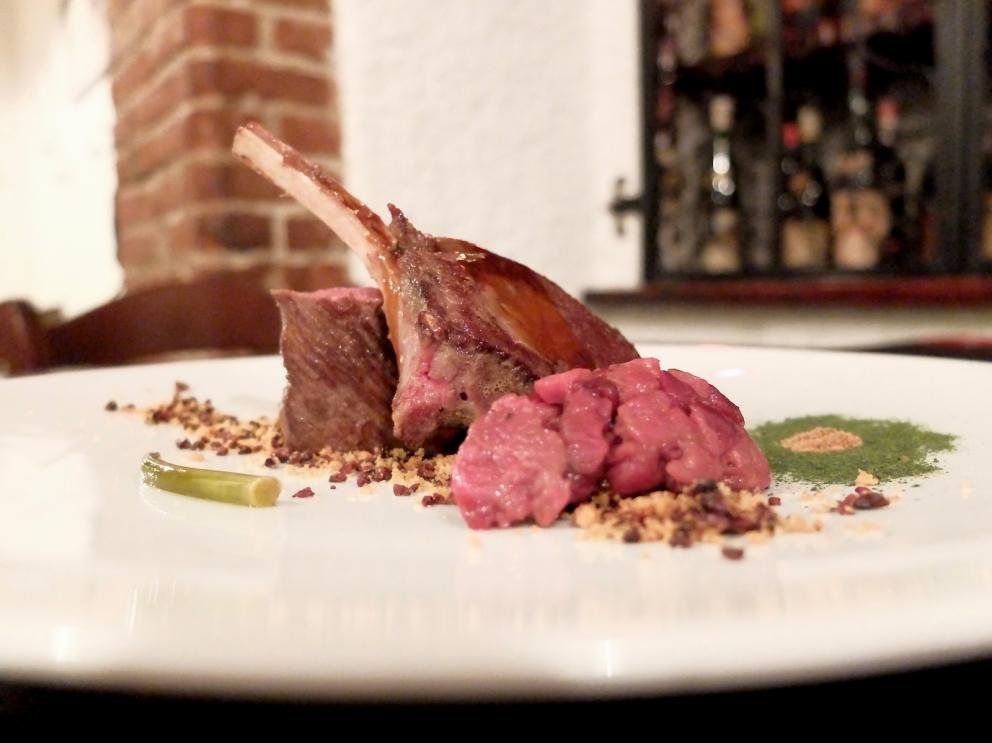 Galleria fotografica






La nostra cena al Pont de Ferr, nelle foto da Tanio Liotta. S'inizia con Messico e Nuvole: zucchero soffiato al peperoncino, salsa guacamole









Pan brioche tostato con acciuga e polvere di bagnet verd









Ciliegia di piccione









Midollo di vacca vecchia, polpa di riccio









Triglia in carpione, cavolo nano cinese









Tempura di gamberi e cervella, brodo dashi di gambo di violino della Val Chiavenna









Animella, alga dulse, salsa pil-pil









Terra fertile: purea di patata, malto, radici scottate. Molto buono. Il puré è fatto come insegna Robuchon: 50%-50%, ossia per ogni chilo di patate, 500 g di burro e altrettanti di latte. 









Deliziose Lumache brasate, crema di topinambur, scalogno croccante









Un classicissimo di Milani: il Tempo delle uova d'oro (uovo, porcini, pistacchi, caviale, tartufo, sfoglia d'oro). Golosissimo









Un perfetto Vitello tonnato con salsa antica (tanto tonno, poco uovo)









Sottacqua (risotto all'acqua di ostrica, ombrina, wasabi)






