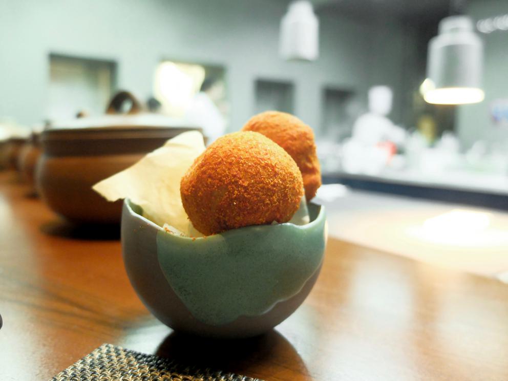 Galleria fotografica






La nostra cena da Daniel negli scatti di Tanio Liotta. S'inizia con Cannolo di polenta con baccalà e spezie mediterranee. Buonissimo









Pizza soffiata all'amatriciana, ossia con cipolla, pecorino e guanciale. Lo chef valorizza la parte croccante della pizza, per parafrasare un famoso piatto di Bottura, e poi la arricchisce con un condimento stile comfort food. L'impasto è semplice: acqua, olio, farina, sale e lievito; Canzian ottiene tanti mini-dischi che poi informa a 230°, finché non si gonfiano. Poi li condisce come vuole e a seconda della stagione






