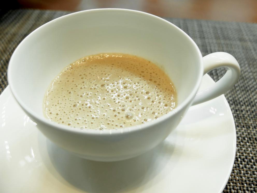 Galleria fotografica






La nostra cena da Daniel negli scatti di Tanio Liotta. S'inizia con Cannolo di polenta con baccalà e spezie mediterranee. Buonissimo









Pizza soffiata all'amatriciana, ossia con cipolla, pecorino e guanciale. Lo chef valorizza la parte croccante della pizza, per parafrasare un famoso piatto di Bottura, e poi la arricchisce con un condimento stile comfort food. L'impasto è semplice: acqua, olio, farina, sale e lievito; Canzian ottiene tanti mini-dischi che poi informa a 230°, finché non si gonfiano. Poi li condisce come vuole e a seconda della stagione









Panzerotto campano (parmigiana e polvere di pomodoro)









5 e 5: il tipico street food livornese in versione appetizer, con pasta di limone arrosto, focaccia croccante e panella






