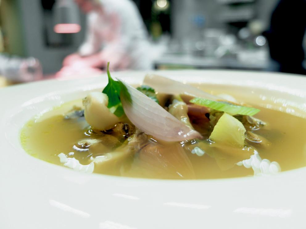 Galleria fotografica






La nostra cena da Daniel negli scatti di Tanio Liotta. S'inizia con Cannolo di polenta con baccalà e spezie mediterranee. Buonissimo









Pizza soffiata all'amatriciana, ossia con cipolla, pecorino e guanciale. Lo chef valorizza la parte croccante della pizza, per parafrasare un famoso piatto di Bottura, e poi la arricchisce con un condimento stile comfort food. L'impasto è semplice: acqua, olio, farina, sale e lievito; Canzian ottiene tanti mini-dischi che poi informa a 230°, finché non si gonfiano. Poi li condisce come vuole e a seconda della stagione









Panzerotto campano (parmigiana e polvere di pomodoro)









5 e 5: il tipico street food livornese in versione appetizer, con pasta di limone arrosto, focaccia croccante e panella









Cappuccino di pane di campagna. Il pane è quello prodotto maison da Matteo Moro, sous chef









La versione Canzian della panada veneta. Si tratta di un'antica preparazione a base di brodo di pollo, pane, guanciale, «molto buona ma un po' grezza», dice lo chef, che la rinnova "mischiandola" con quella del pan brulè, che prevede il latte. Quindi uova strapazzate e pagliuzza di cipolla dorate. L'esito è semplicemente fantastico, con un sorprendente punto d'acidità apportato dal pane






