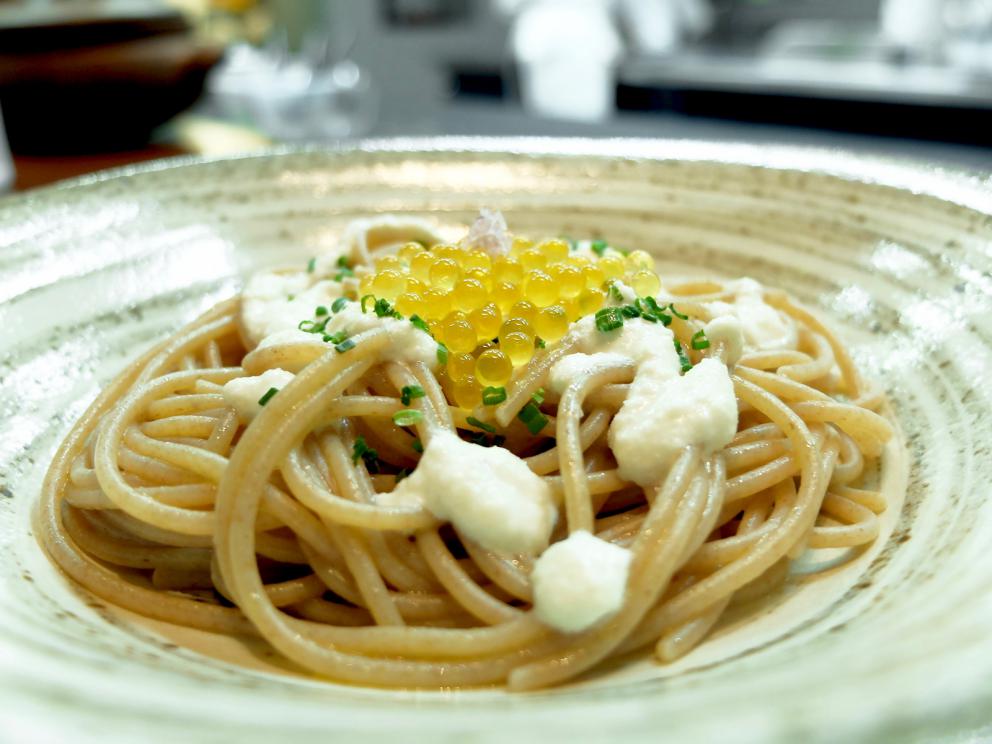 Galleria fotografica






La nostra cena da Daniel negli scatti di Tanio Liotta. S'inizia con Cannolo di polenta con baccalà e spezie mediterranee. Buonissimo









Pizza soffiata all'amatriciana, ossia con cipolla, pecorino e guanciale. Lo chef valorizza la parte croccante della pizza, per parafrasare un famoso piatto di Bottura, e poi la arricchisce con un condimento stile comfort food. L'impasto è semplice: acqua, olio, farina, sale e lievito; Canzian ottiene tanti mini-dischi che poi informa a 230°, finché non si gonfiano. Poi li condisce come vuole e a seconda della stagione









Panzerotto campano (parmigiana e polvere di pomodoro)









5 e 5: il tipico street food livornese in versione appetizer, con pasta di limone arrosto, focaccia croccante e panella









Cappuccino di pane di campagna. Il pane è quello prodotto maison da Matteo Moro, sous chef









La versione Canzian della panada veneta. Si tratta di un'antica preparazione a base di brodo di pollo, pane, guanciale, «molto buona ma un po' grezza», dice lo chef, che la rinnova "mischiandola" con quella del pan brulè, che prevede il latte. Quindi uova strapazzate e pagliuzza di cipolla dorate. L'esito è semplicemente fantastico, con un sorprendente punto d'acidità apportato dal pane









Brodetto "vivace" dell'Adriatico ai frutti di mare. Questi ultimi (garusoli, fasolari, cozze, vongole, cappelunghe) sono preparati recuperando l'idea tradizionale di ricetta "alla cappuccina"; quindi pepe, vino bianco, brodo di pesce, poi limone sciroppato a freddo, scalognetti, acqua di pomodoro, più alga kombu per una nota affumicata. Altro piatto riuscitissimo






