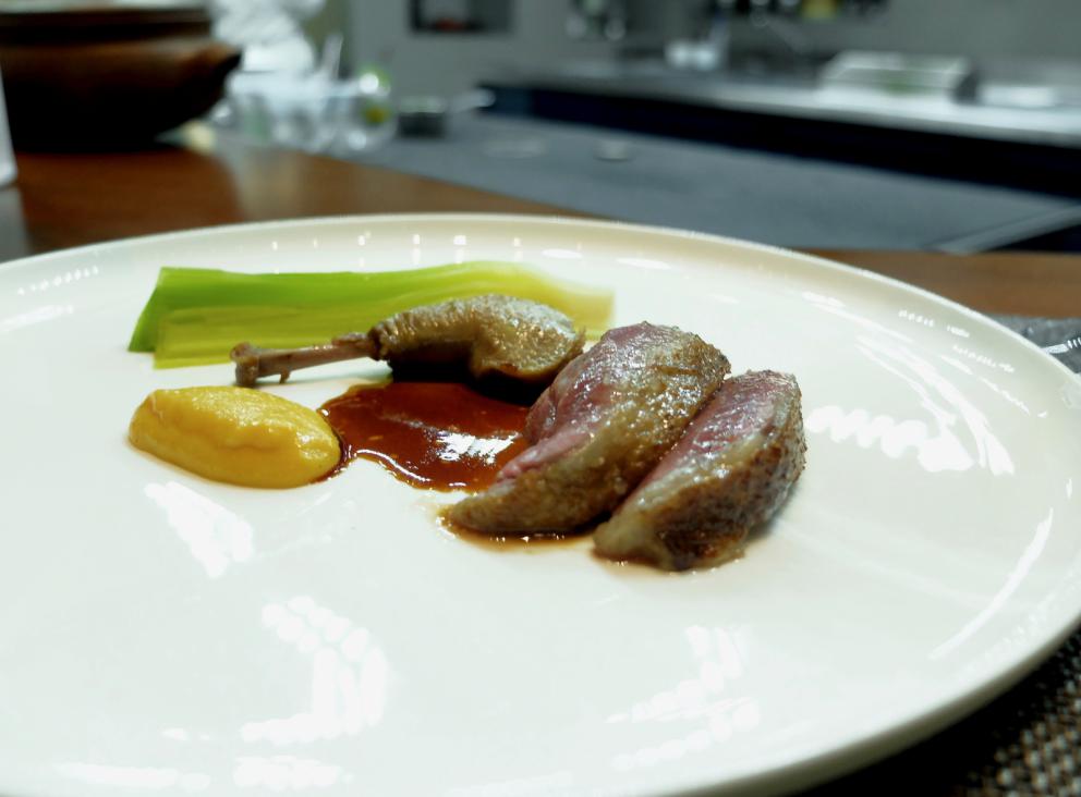 Galleria fotografica






La nostra cena da Daniel negli scatti di Tanio Liotta. S'inizia con Cannolo di polenta con baccalà e spezie mediterranee. Buonissimo









Pizza soffiata all'amatriciana, ossia con cipolla, pecorino e guanciale. Lo chef valorizza la parte croccante della pizza, per parafrasare un famoso piatto di Bottura, e poi la arricchisce con un condimento stile comfort food. L'impasto è semplice: acqua, olio, farina, sale e lievito; Canzian ottiene tanti mini-dischi che poi informa a 230°, finché non si gonfiano. Poi li condisce come vuole e a seconda della stagione









Panzerotto campano (parmigiana e polvere di pomodoro)









5 e 5: il tipico street food livornese in versione appetizer, con pasta di limone arrosto, focaccia croccante e panella









Cappuccino di pane di campagna. Il pane è quello prodotto maison da Matteo Moro, sous chef









La versione Canzian della panada veneta. Si tratta di un'antica preparazione a base di brodo di pollo, pane, guanciale, «molto buona ma un po' grezza», dice lo chef, che la rinnova "mischiandola" con quella del pan brulè, che prevede il latte. Quindi uova strapazzate e pagliuzza di cipolla dorate. L'esito è semplicemente fantastico, con un sorprendente punto d'acidità apportato dal pane









Brodetto "vivace" dell'Adriatico ai frutti di mare. Questi ultimi (garusoli, fasolari, cozze, vongole, cappelunghe) sono preparati recuperando l'idea tradizionale di ricetta "alla cappuccina"; quindi pepe, vino bianco, brodo di pesce, poi limone sciroppato a freddo, scalognetti, acqua di pomodoro, più alga kombu per una nota affumicata. Altro piatto riuscitissimo









Spaghetti integrali freddi, mandorle, erba cipollina e uova di salmerino. Sempre alto livello, qui il richiamo è alla mediterranea salsa tahina, diffusa dalla Grecia al Vicino Oriente, fino al Nord Africa, solo che Canzian sostituisce le mandorle al sesamo bianco, poi yogurt greco, aglio e limone)






