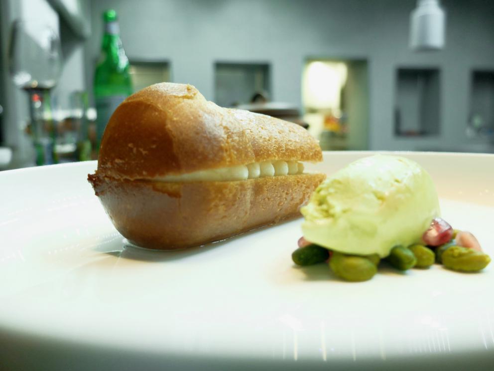 Galleria fotografica






La nostra cena da Daniel negli scatti di Tanio Liotta. S'inizia con Cannolo di polenta con baccalà e spezie mediterranee. Buonissimo









Pizza soffiata all'amatriciana, ossia con cipolla, pecorino e guanciale. Lo chef valorizza la parte croccante della pizza, per parafrasare un famoso piatto di Bottura, e poi la arricchisce con un condimento stile comfort food. L'impasto è semplice: acqua, olio, farina, sale e lievito; Canzian ottiene tanti mini-dischi che poi informa a 230°, finché non si gonfiano. Poi li condisce come vuole e a seconda della stagione









Panzerotto campano (parmigiana e polvere di pomodoro)









5 e 5: il tipico street food livornese in versione appetizer, con pasta di limone arrosto, focaccia croccante e panella









Cappuccino di pane di campagna. Il pane è quello prodotto maison da Matteo Moro, sous chef









La versione Canzian della panada veneta. Si tratta di un'antica preparazione a base di brodo di pollo, pane, guanciale, «molto buona ma un po' grezza», dice lo chef, che la rinnova "mischiandola" con quella del pan brulè, che prevede il latte. Quindi uova strapazzate e pagliuzza di cipolla dorate. L'esito è semplicemente fantastico, con un sorprendente punto d'acidità apportato dal pane









Brodetto "vivace" dell'Adriatico ai frutti di mare. Questi ultimi (garusoli, fasolari, cozze, vongole, cappelunghe) sono preparati recuperando l'idea tradizionale di ricetta "alla cappuccina"; quindi pepe, vino bianco, brodo di pesce, poi limone sciroppato a freddo, scalognetti, acqua di pomodoro, più alga kombu per una nota affumicata. Altro piatto riuscitissimo









Spaghetti integrali freddi, mandorle, erba cipollina e uova di salmerino. Sempre alto livello, qui il richiamo è alla mediterranea salsa tahina, diffusa dalla Grecia al Vicino Oriente, fino al Nord Africa, solo che Canzian sostituisce le mandorle al sesamo bianco, poi yogurt greco, aglio e limone)









Piccione in casseruola, pesto di arancia, porro al vapore






