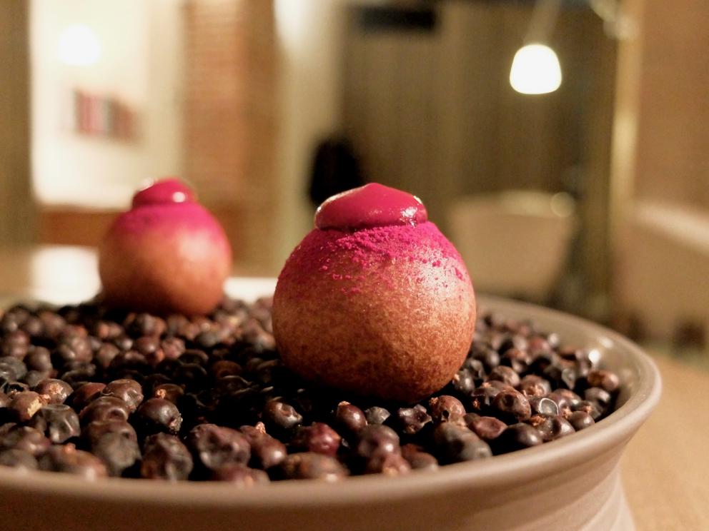 Galleria fotografica






La nostra cena negli scatti di Tanio Liotta. Conosciamo chi produce il pane, è la cooperativa Pausa Cafè, lo impastano i detenuti di una delle due prigioni di Alessandria, quella di San Michele. Ne avevamo parlato qui: Il buon pane dei cattivi. Poi ci sono anche grissini home made e taralli artigianali di Vincenzo Fiore






