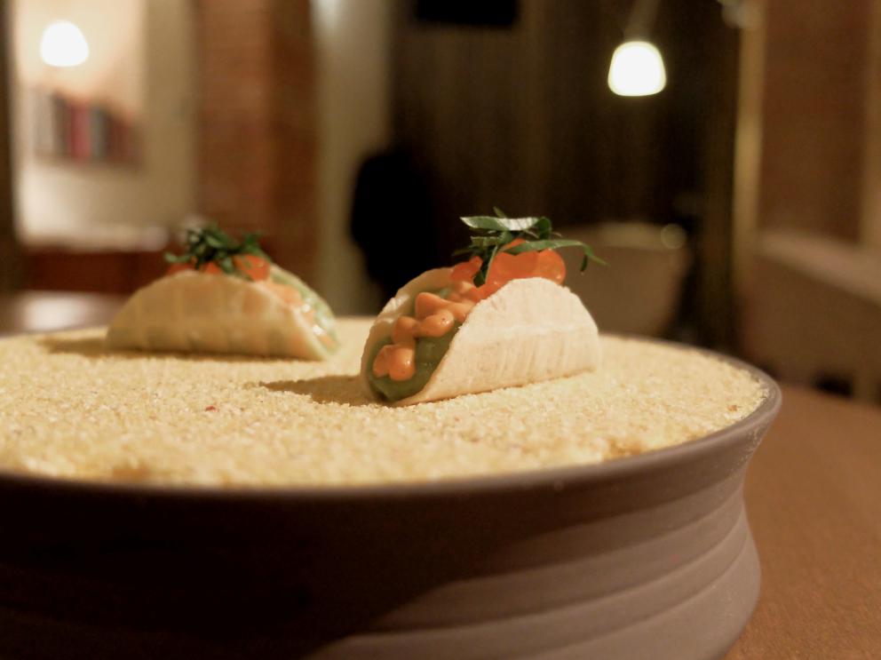 Galleria fotografica






La nostra cena negli scatti di Tanio Liotta. Conosciamo chi produce il pane, è la cooperativa Pausa Cafè, lo impastano i detenuti di una delle due prigioni di Alessandria, quella di San Michele. Ne avevamo parlato qui: Il buon pane dei cattivi. Poi ci sono anche grissini home made e taralli artigianali di Vincenzo Fiore









Bonbon di cinghiale, polvere di barbabietola, ketchup di barbabietola rossa






