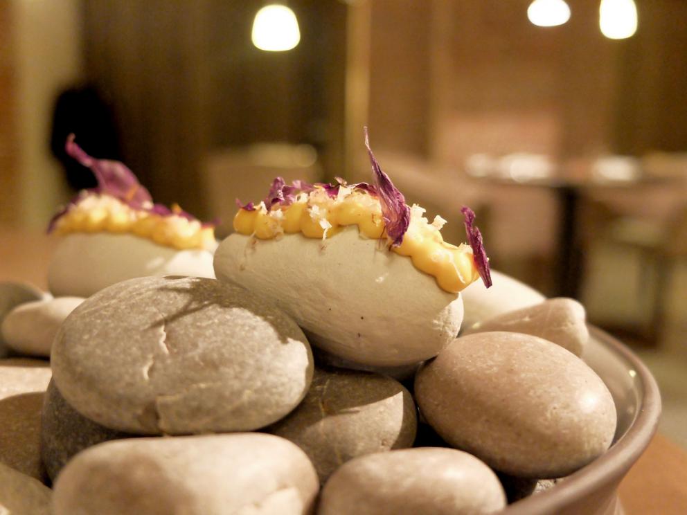 Galleria fotografica






La nostra cena negli scatti di Tanio Liotta. Conosciamo chi produce il pane, è la cooperativa Pausa Cafè, lo impastano i detenuti di una delle due prigioni di Alessandria, quella di San Michele. Ne avevamo parlato qui: Il buon pane dei cattivi. Poi ci sono anche grissini home made e taralli artigianali di Vincenzo Fiore









Bonbon di cinghiale, polvere di barbabietola, ketchup di barbabietola rossa









Buonissimi i Tacos di wafer, guacamole e maionese alla paprika affumicata






