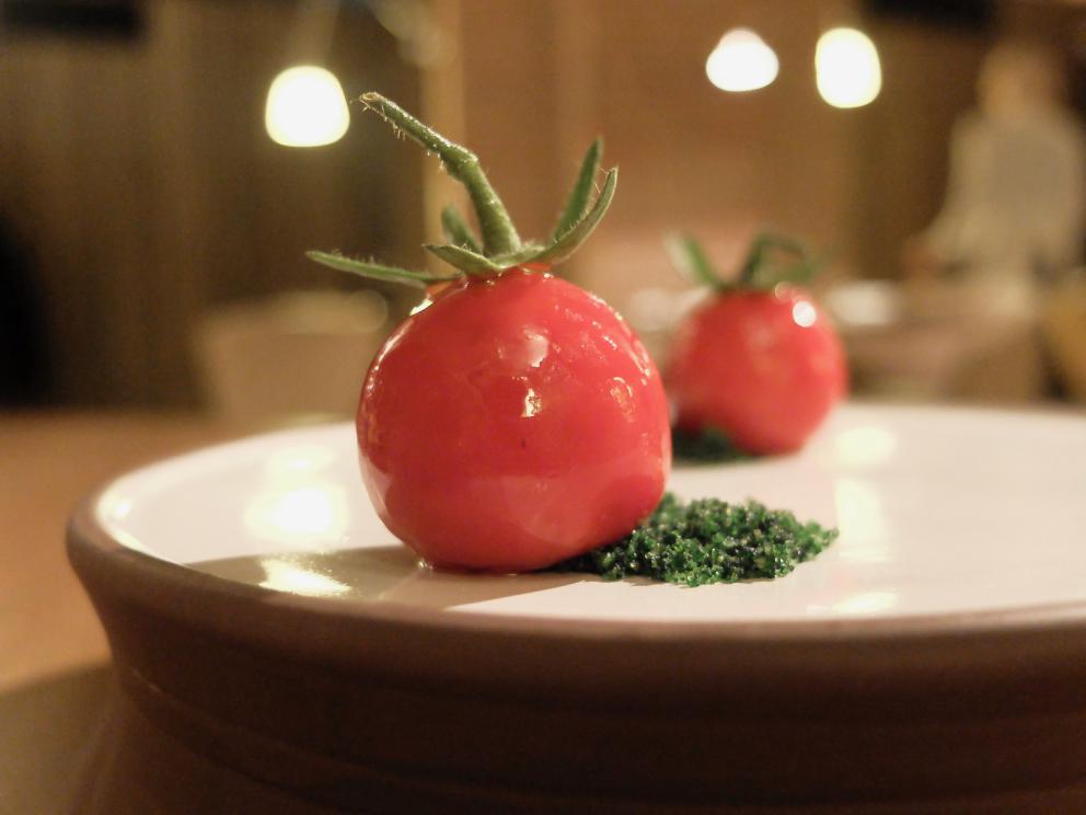 Galleria fotografica






La nostra cena negli scatti di Tanio Liotta. Conosciamo chi produce il pane, è la cooperativa Pausa Cafè, lo impastano i detenuti di una delle due prigioni di Alessandria, quella di San Michele. Ne avevamo parlato qui: Il buon pane dei cattivi. Poi ci sono anche grissini home made e taralli artigianali di Vincenzo Fiore









Bonbon di cinghiale, polvere di barbabietola, ketchup di barbabietola rossa









Buonissimi i Tacos di wafer, guacamole e maionese alla paprika affumicata









Patata pietrificata, maionese di zafferano e i suoi fiori






