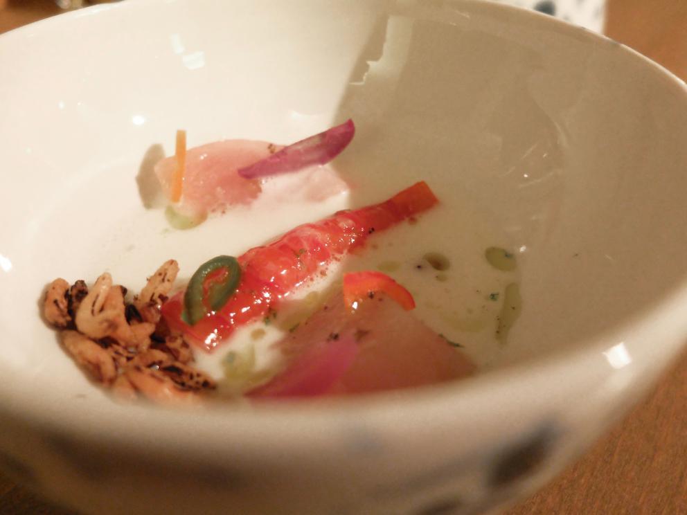 Galleria fotografica






La nostra cena negli scatti di Tanio Liotta. Conosciamo chi produce il pane, è la cooperativa Pausa Cafè, lo impastano i detenuti di una delle due prigioni di Alessandria, quella di San Michele. Ne avevamo parlato qui: Il buon pane dei cattivi. Poi ci sono anche grissini home made e taralli artigianali di Vincenzo Fiore









Bonbon di cinghiale, polvere di barbabietola, ketchup di barbabietola rossa









Buonissimi i Tacos di wafer, guacamole e maionese alla paprika affumicata









Patata pietrificata, maionese di zafferano e i suoi fiori









Finto pomodorino su pane verde all'acciuga






