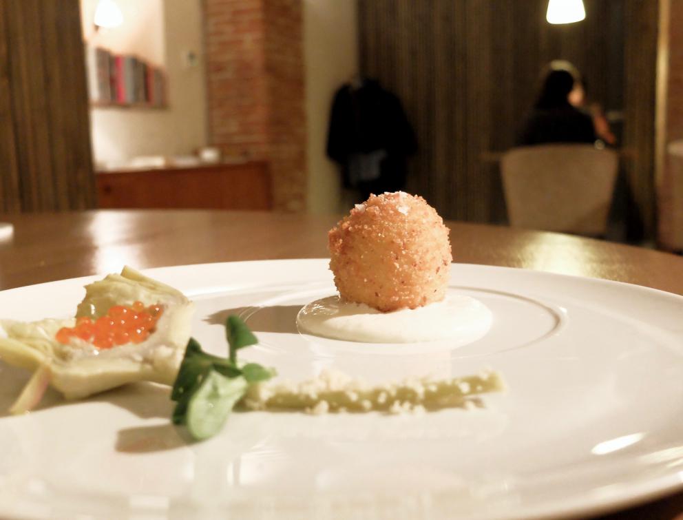 Galleria fotografica






La nostra cena negli scatti di Tanio Liotta. Conosciamo chi produce il pane, è la cooperativa Pausa Cafè, lo impastano i detenuti di una delle due prigioni di Alessandria, quella di San Michele. Ne avevamo parlato qui: Il buon pane dei cattivi. Poi ci sono anche grissini home made e taralli artigianali di Vincenzo Fiore









Bonbon di cinghiale, polvere di barbabietola, ketchup di barbabietola rossa









Buonissimi i Tacos di wafer, guacamole e maionese alla paprika affumicata









Patata pietrificata, maionese di zafferano e i suoi fiori









Finto pomodorino su pane verde all'acciuga









S'inizia il pasto vero e proprio: qui Pescato del Mediterraneo crudo e cotto incontra l'Oriente, ossia gambero rosso di Mazara, ricciola, cipolla rossa di Breme, gel della stessa, peperoncino fresco, riso selvaggio soffiato, latte di cocco, lemon grass, zenzero, acqua di cottura delle cozze. Piatto molto intrigante, spinge su sentori dolci e aromatici/speziati. A parte sono serviti dei calamaretti spillo fritti con paprika affumicata: un po' troppo sale






