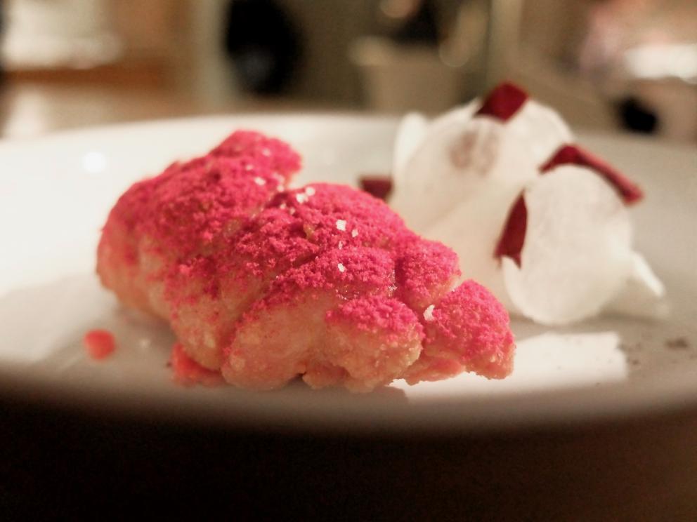 Galleria fotografica






La nostra cena negli scatti di Tanio Liotta. Conosciamo chi produce il pane, è la cooperativa Pausa Cafè, lo impastano i detenuti di una delle due prigioni di Alessandria, quella di San Michele. Ne avevamo parlato qui: Il buon pane dei cattivi. Poi ci sono anche grissini home made e taralli artigianali di Vincenzo Fiore









Bonbon di cinghiale, polvere di barbabietola, ketchup di barbabietola rossa









Buonissimi i Tacos di wafer, guacamole e maionese alla paprika affumicata









Patata pietrificata, maionese di zafferano e i suoi fiori









Finto pomodorino su pane verde all'acciuga









S'inizia il pasto vero e proprio: qui Pescato del Mediterraneo crudo e cotto incontra l'Oriente, ossia gambero rosso di Mazara, ricciola, cipolla rossa di Breme, gel della stessa, peperoncino fresco, riso selvaggio soffiato, latte di cocco, lemon grass, zenzero, acqua di cottura delle cozze. Piatto molto intrigante, spinge su sentori dolci e aromatici/speziati. A parte sono serviti dei calamaretti spillo fritti con paprika affumicata: un po' troppo sale









Uovo bio, carciofo, caviale di trota, Casanova: l'uovo è de La Montagnola, azienda agricola di Riccardo e Gabriele Nicora a Bocco, frazione di Brallo di Pregola (Pv), zona a cavallo tra la bassa valle Staffora e la valle del Trebbia, «da loro mi rifornisco anche di uno splendido zafferano», spiega Sgorbini. È in doppia panatura di pane e panko, poi una fonduta di Casanova (formaggio prodotto dal Caseificio Cavanna sempre in valle Staffora, a pasta molle da latte vaccino intero pastorizzato), un po' dello stesso Casanova a tocchetti, il gambo del carciofo cotto a bassa temperatura e uova di trota. Piatto molto buono, fondente






