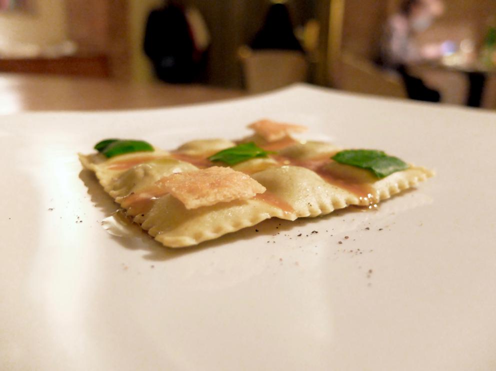 Galleria fotografica






La nostra cena negli scatti di Tanio Liotta. Conosciamo chi produce il pane, è la cooperativa Pausa Cafè, lo impastano i detenuti di una delle due prigioni di Alessandria, quella di San Michele. Ne avevamo parlato qui: Il buon pane dei cattivi. Poi ci sono anche grissini home made e taralli artigianali di Vincenzo Fiore









Bonbon di cinghiale, polvere di barbabietola, ketchup di barbabietola rossa









Buonissimi i Tacos di wafer, guacamole e maionese alla paprika affumicata









Patata pietrificata, maionese di zafferano e i suoi fiori









Finto pomodorino su pane verde all'acciuga









S'inizia il pasto vero e proprio: qui Pescato del Mediterraneo crudo e cotto incontra l'Oriente, ossia gambero rosso di Mazara, ricciola, cipolla rossa di Breme, gel della stessa, peperoncino fresco, riso selvaggio soffiato, latte di cocco, lemon grass, zenzero, acqua di cottura delle cozze. Piatto molto intrigante, spinge su sentori dolci e aromatici/speziati. A parte sono serviti dei calamaretti spillo fritti con paprika affumicata: un po' troppo sale









Uovo bio, carciofo, caviale di trota, Casanova: l'uovo è de La Montagnola, azienda agricola di Riccardo e Gabriele Nicora a Bocco, frazione di Brallo di Pregola (Pv), zona a cavallo tra la bassa valle Staffora e la valle del Trebbia, «da loro mi rifornisco anche di uno splendido zafferano», spiega Sgorbini. È in doppia panatura di pane e panko, poi una fonduta di Casanova (formaggio prodotto dal Caseificio Cavanna sempre in valle Staffora, a pasta molle da latte vaccino intero pastorizzato), un po' dello stesso Casanova a tocchetti, il gambo del carciofo cotto a bassa temperatura e uova di trota. Piatto molto buono, fondente









Deliziosa l'Animella, panna acida al pepe di Timut, daikon e lamponi. L'animella è fritta e poi spolverata di polvere di lamponi, il daikon in infusione di acetosella rossa, poi fondo di cottura di vitello. Perfetto il bilanciamento degli aromi e delle texture: acido/grasso, dolce/piccante, morbido/croccante






