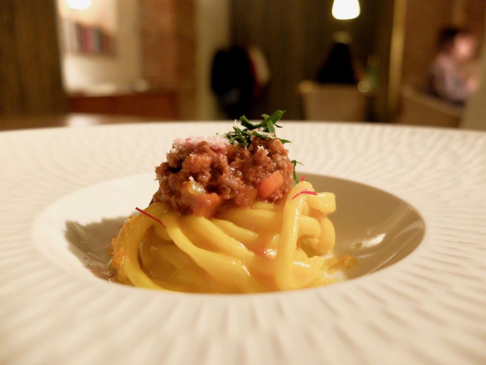 Galleria fotografica






La nostra cena negli scatti di Tanio Liotta. Conosciamo chi produce il pane, è la cooperativa Pausa Cafè, lo impastano i detenuti di una delle due prigioni di Alessandria, quella di San Michele. Ne avevamo parlato qui: Il buon pane dei cattivi. Poi ci sono anche grissini home made e taralli artigianali di Vincenzo Fiore









Bonbon di cinghiale, polvere di barbabietola, ketchup di barbabietola rossa









Buonissimi i Tacos di wafer, guacamole e maionese alla paprika affumicata









Patata pietrificata, maionese di zafferano e i suoi fiori









Finto pomodorino su pane verde all'acciuga









S'inizia il pasto vero e proprio: qui Pescato del Mediterraneo crudo e cotto incontra l'Oriente, ossia gambero rosso di Mazara, ricciola, cipolla rossa di Breme, gel della stessa, peperoncino fresco, riso selvaggio soffiato, latte di cocco, lemon grass, zenzero, acqua di cottura delle cozze. Piatto molto intrigante, spinge su sentori dolci e aromatici/speziati. A parte sono serviti dei calamaretti spillo fritti con paprika affumicata: un po' troppo sale









Uovo bio, carciofo, caviale di trota, Casanova: l'uovo è de La Montagnola, azienda agricola di Riccardo e Gabriele Nicora a Bocco, frazione di Brallo di Pregola (Pv), zona a cavallo tra la bassa valle Staffora e la valle del Trebbia, «da loro mi rifornisco anche di uno splendido zafferano», spiega Sgorbini. È in doppia panatura di pane e panko, poi una fonduta di Casanova (formaggio prodotto dal Caseificio Cavanna sempre in valle Staffora, a pasta molle da latte vaccino intero pastorizzato), un po' dello stesso Casanova a tocchetti, il gambo del carciofo cotto a bassa temperatura e uova di trota. Piatto molto buono, fondente









Deliziosa l'Animella, panna acida al pepe di Timut, daikon e lamponi. L'animella è fritta e poi spolverata di polvere di lamponi, il daikon in infusione di acetosella rossa, poi fondo di cottura di vitello. Perfetto il bilanciamento degli aromi e delle texture: acido/grasso, dolce/piccante, morbido/croccante









Divertente - anche come presentazione - la reinterpretazione di un classico oltrepadano: Ravioli al brasato, cialde di Grana Padano, bieta, jus di vitello









Risotto ai quattro formaggi dell'Oltrepò Pavese. Il riso Riserva San Massimo ha alla base una crema di pere, è mantecato con extravergine e poco burro, e un po' di limone. I formaggi sono liquidi nelle ampolline in fondo, e di altissima qualità, e ognuno richiama una diversa percezione di gusto: stafforella del Caseificio Cavanna per l'acido (è un formaggio vaccino a pasta molle): il Latte & Co di Marco Bernini per l'amaro (erborinato vaccino annegato in salamoia di roquefort e pistacchio di Bronte. Di Bernini abbiamo parlato qui: In viaggio dal casaro-alchimista); il Quadro a pasta fiorita de Il Boscasso (formaggio di capra a latte crudo, stagionato 40 giorni) per il sapido; Grana Padano Dop 20 mesi dell'azienda agrigola Garbelli per l'umami. Da versare a piacere; il dolce, come detto, è già nella crema di pere. Anche in questo caso, piatto molto intrigante






