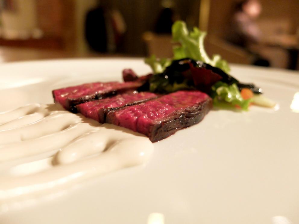 Galleria fotografica






La nostra cena negli scatti di Tanio Liotta. Conosciamo chi produce il pane, è la cooperativa Pausa Cafè, lo impastano i detenuti di una delle due prigioni di Alessandria, quella di San Michele. Ne avevamo parlato qui: Il buon pane dei cattivi. Poi ci sono anche grissini home made e taralli artigianali di Vincenzo Fiore









Bonbon di cinghiale, polvere di barbabietola, ketchup di barbabietola rossa









Buonissimi i Tacos di wafer, guacamole e maionese alla paprika affumicata









Patata pietrificata, maionese di zafferano e i suoi fiori









Finto pomodorino su pane verde all'acciuga









S'inizia il pasto vero e proprio: qui Pescato del Mediterraneo crudo e cotto incontra l'Oriente, ossia gambero rosso di Mazara, ricciola, cipolla rossa di Breme, gel della stessa, peperoncino fresco, riso selvaggio soffiato, latte di cocco, lemon grass, zenzero, acqua di cottura delle cozze. Piatto molto intrigante, spinge su sentori dolci e aromatici/speziati. A parte sono serviti dei calamaretti spillo fritti con paprika affumicata: un po' troppo sale









Uovo bio, carciofo, caviale di trota, Casanova: l'uovo è de La Montagnola, azienda agricola di Riccardo e Gabriele Nicora a Bocco, frazione di Brallo di Pregola (Pv), zona a cavallo tra la bassa valle Staffora e la valle del Trebbia, «da loro mi rifornisco anche di uno splendido zafferano», spiega Sgorbini. È in doppia panatura di pane e panko, poi una fonduta di Casanova (formaggio prodotto dal Caseificio Cavanna sempre in valle Staffora, a pasta molle da latte vaccino intero pastorizzato), un po' dello stesso Casanova a tocchetti, il gambo del carciofo cotto a bassa temperatura e uova di trota. Piatto molto buono, fondente









Deliziosa l'Animella, panna acida al pepe di Timut, daikon e lamponi. L'animella è fritta e poi spolverata di polvere di lamponi, il daikon in infusione di acetosella rossa, poi fondo di cottura di vitello. Perfetto il bilanciamento degli aromi e delle texture: acido/grasso, dolce/piccante, morbido/croccante









Divertente - anche come presentazione - la reinterpretazione di un classico oltrepadano: Ravioli al brasato, cialde di Grana Padano, bieta, jus di vitello









Risotto ai quattro formaggi dell'Oltrepò Pavese. Il riso Riserva San Massimo ha alla base una crema di pere, è mantecato con extravergine e poco burro, e un po' di limone. I formaggi sono liquidi nelle ampolline in fondo, e di altissima qualità, e ognuno richiama una diversa percezione di gusto: stafforella del Caseificio Cavanna per l'acido (è un formaggio vaccino a pasta molle): il Latte & Co di Marco Bernini per l'amaro (erborinato vaccino annegato in salamoia di roquefort e pistacchio di Bronte. Di Bernini abbiamo parlato qui: In viaggio dal casaro-alchimista); il Quadro a pasta fiorita de Il Boscasso (formaggio di capra a latte crudo, stagionato 40 giorni) per il sapido; Grana Padano Dop 20 mesi dell'azienda agrigola Garbelli per l'umami. Da versare a piacere; il dolce, come detto, è già nella crema di pere. Anche in questo caso, piatto molto intrigante









Grissini bolliti Milano (un omaggio ai due maestri), che poi sarebbero Bartolini (i suoi famosi grissini bolliti) e Ribaldone (lo Spaghetto Milano, ne abbiamo parlato qui: uno spaghettone Monograno Felicetti mantecato con un risotto alla milanese stracotto, mantecato con Grana Padano e burro, poi frullato per ottenere una crema di riso allo zafferano). In questo caso Sgorbini unisce le due idee, aggiunge midollo ghiacciato grattugiato e gremolada






