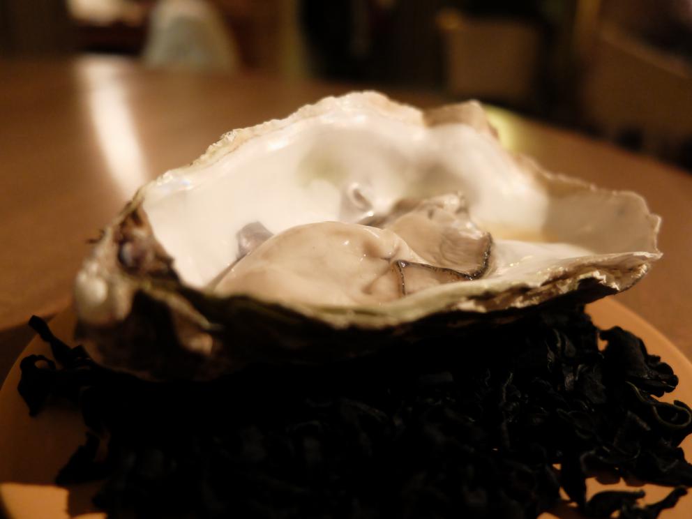 Galleria fotografica






La nostra cena negli scatti di Tanio Liotta. Conosciamo chi produce il pane, è la cooperativa Pausa Cafè, lo impastano i detenuti di una delle due prigioni di Alessandria, quella di San Michele. Ne avevamo parlato qui: Il buon pane dei cattivi. Poi ci sono anche grissini home made e taralli artigianali di Vincenzo Fiore









Bonbon di cinghiale, polvere di barbabietola, ketchup di barbabietola rossa









Buonissimi i Tacos di wafer, guacamole e maionese alla paprika affumicata









Patata pietrificata, maionese di zafferano e i suoi fiori









Finto pomodorino su pane verde all'acciuga









S'inizia il pasto vero e proprio: qui Pescato del Mediterraneo crudo e cotto incontra l'Oriente, ossia gambero rosso di Mazara, ricciola, cipolla rossa di Breme, gel della stessa, peperoncino fresco, riso selvaggio soffiato, latte di cocco, lemon grass, zenzero, acqua di cottura delle cozze. Piatto molto intrigante, spinge su sentori dolci e aromatici/speziati. A parte sono serviti dei calamaretti spillo fritti con paprika affumicata: un po' troppo sale









Uovo bio, carciofo, caviale di trota, Casanova: l'uovo è de La Montagnola, azienda agricola di Riccardo e Gabriele Nicora a Bocco, frazione di Brallo di Pregola (Pv), zona a cavallo tra la bassa valle Staffora e la valle del Trebbia, «da loro mi rifornisco anche di uno splendido zafferano», spiega Sgorbini. È in doppia panatura di pane e panko, poi una fonduta di Casanova (formaggio prodotto dal Caseificio Cavanna sempre in valle Staffora, a pasta molle da latte vaccino intero pastorizzato), un po' dello stesso Casanova a tocchetti, il gambo del carciofo cotto a bassa temperatura e uova di trota. Piatto molto buono, fondente









Deliziosa l'Animella, panna acida al pepe di Timut, daikon e lamponi. L'animella è fritta e poi spolverata di polvere di lamponi, il daikon in infusione di acetosella rossa, poi fondo di cottura di vitello. Perfetto il bilanciamento degli aromi e delle texture: acido/grasso, dolce/piccante, morbido/croccante









Divertente - anche come presentazione - la reinterpretazione di un classico oltrepadano: Ravioli al brasato, cialde di Grana Padano, bieta, jus di vitello









Risotto ai quattro formaggi dell'Oltrepò Pavese. Il riso Riserva San Massimo ha alla base una crema di pere, è mantecato con extravergine e poco burro, e un po' di limone. I formaggi sono liquidi nelle ampolline in fondo, e di altissima qualità, e ognuno richiama una diversa percezione di gusto: stafforella del Caseificio Cavanna per l'acido (è un formaggio vaccino a pasta molle): il Latte & Co di Marco Bernini per l'amaro (erborinato vaccino annegato in salamoia di roquefort e pistacchio di Bronte. Di Bernini abbiamo parlato qui: In viaggio dal casaro-alchimista); il Quadro a pasta fiorita de Il Boscasso (formaggio di capra a latte crudo, stagionato 40 giorni) per il sapido; Grana Padano Dop 20 mesi dell'azienda agrigola Garbelli per l'umami. Da versare a piacere; il dolce, come detto, è già nella crema di pere. Anche in questo caso, piatto molto intrigante









Grissini bolliti Milano (un omaggio ai due maestri), che poi sarebbero Bartolini (i suoi famosi grissini bolliti) e Ribaldone (lo Spaghetto Milano, ne abbiamo parlato qui: uno spaghettone Monograno Felicetti mantecato con un risotto alla milanese stracotto, mantecato con Grana Padano e burro, poi frullato per ottenere una crema di riso allo zafferano). In questo caso Sgorbini unisce le due idee, aggiunge midollo ghiacciato grattugiato e gremolada









Piatto favoloso, quello che vale il viaggio: Diaframma, ostrica, insalatina, arancia. Pulito, essenziale, ricco, equilibrato. Il diaframma è cotto a bassa temperatura a 55°, poi affumicato e finito alla piastra: magnifico. Viene condito con una salsa di ostriche frullate con la loro acqua ed extravergine; a stemperare lo scontro ferroso-iodato arriva la parte vegetale, con le note dolci e acide dell'arancia che si ritrovano anche nel fondo bruno aromatizzato






