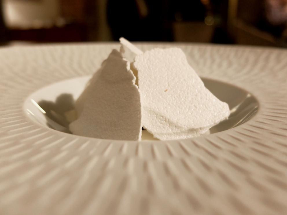 Galleria fotografica






La nostra cena negli scatti di Tanio Liotta. Conosciamo chi produce il pane, è la cooperativa Pausa Cafè, lo impastano i detenuti di una delle due prigioni di Alessandria, quella di San Michele. Ne avevamo parlato qui: Il buon pane dei cattivi. Poi ci sono anche grissini home made e taralli artigianali di Vincenzo Fiore









Bonbon di cinghiale, polvere di barbabietola, ketchup di barbabietola rossa









Buonissimi i Tacos di wafer, guacamole e maionese alla paprika affumicata









Patata pietrificata, maionese di zafferano e i suoi fiori









Finto pomodorino su pane verde all'acciuga









S'inizia il pasto vero e proprio: qui Pescato del Mediterraneo crudo e cotto incontra l'Oriente, ossia gambero rosso di Mazara, ricciola, cipolla rossa di Breme, gel della stessa, peperoncino fresco, riso selvaggio soffiato, latte di cocco, lemon grass, zenzero, acqua di cottura delle cozze. Piatto molto intrigante, spinge su sentori dolci e aromatici/speziati. A parte sono serviti dei calamaretti spillo fritti con paprika affumicata: un po' troppo sale









Uovo bio, carciofo, caviale di trota, Casanova: l'uovo è de La Montagnola, azienda agricola di Riccardo e Gabriele Nicora a Bocco, frazione di Brallo di Pregola (Pv), zona a cavallo tra la bassa valle Staffora e la valle del Trebbia, «da loro mi rifornisco anche di uno splendido zafferano», spiega Sgorbini. È in doppia panatura di pane e panko, poi una fonduta di Casanova (formaggio prodotto dal Caseificio Cavanna sempre in valle Staffora, a pasta molle da latte vaccino intero pastorizzato), un po' dello stesso Casanova a tocchetti, il gambo del carciofo cotto a bassa temperatura e uova di trota. Piatto molto buono, fondente









Deliziosa l'Animella, panna acida al pepe di Timut, daikon e lamponi. L'animella è fritta e poi spolverata di polvere di lamponi, il daikon in infusione di acetosella rossa, poi fondo di cottura di vitello. Perfetto il bilanciamento degli aromi e delle texture: acido/grasso, dolce/piccante, morbido/croccante









Divertente - anche come presentazione - la reinterpretazione di un classico oltrepadano: Ravioli al brasato, cialde di Grana Padano, bieta, jus di vitello









Risotto ai quattro formaggi dell'Oltrepò Pavese. Il riso Riserva San Massimo ha alla base una crema di pere, è mantecato con extravergine e poco burro, e un po' di limone. I formaggi sono liquidi nelle ampolline in fondo, e di altissima qualità, e ognuno richiama una diversa percezione di gusto: stafforella del Caseificio Cavanna per l'acido (è un formaggio vaccino a pasta molle): il Latte & Co di Marco Bernini per l'amaro (erborinato vaccino annegato in salamoia di roquefort e pistacchio di Bronte. Di Bernini abbiamo parlato qui: In viaggio dal casaro-alchimista); il Quadro a pasta fiorita de Il Boscasso (formaggio di capra a latte crudo, stagionato 40 giorni) per il sapido; Grana Padano Dop 20 mesi dell'azienda agrigola Garbelli per l'umami. Da versare a piacere; il dolce, come detto, è già nella crema di pere. Anche in questo caso, piatto molto intrigante









Grissini bolliti Milano (un omaggio ai due maestri), che poi sarebbero Bartolini (i suoi famosi grissini bolliti) e Ribaldone (lo Spaghetto Milano, ne abbiamo parlato qui: uno spaghettone Monograno Felicetti mantecato con un risotto alla milanese stracotto, mantecato con Grana Padano e burro, poi frullato per ottenere una crema di riso allo zafferano). In questo caso Sgorbini unisce le due idee, aggiunge midollo ghiacciato grattugiato e gremolada









Piatto favoloso, quello che vale il viaggio: Diaframma, ostrica, insalatina, arancia. Pulito, essenziale, ricco, equilibrato. Il diaframma è cotto a bassa temperatura a 55°, poi affumicato e finito alla piastra: magnifico. Viene condito con una salsa di ostriche frullate con la loro acqua ed extravergine; a stemperare lo scontro ferroso-iodato arriva la parte vegetale, con le note dolci e acide dell'arancia che si ritrovano anche nel fondo bruno aromatizzato









Come side dish, un'Ostrica con salsa ponzu. Elegantissima









Pollo ficatum, limone, pomelo, cicorie: di nuovo una cottura a bassa temperatura, in questo caso del petto del pollo, mentre la coscetta è panata e fritta. Poi salsa agropiccante di pomelo, insalatina di cicorie, maionese al limone senza uova









Buono anche lo Storione, bernese, cavolfiore, olive. Il pesce è marinato in sale grosso, poi fiammeggiato con salsa di soia, miele, miso e aceto, quindi cavolfiore crudo, polvere di olive nere e verdi, alghe, una bernese classica e agretti









Maialino agropiccante, pastinaca all'anice, cavolo viola fermentato: la carne a bassa temperatura, poi piastrata






