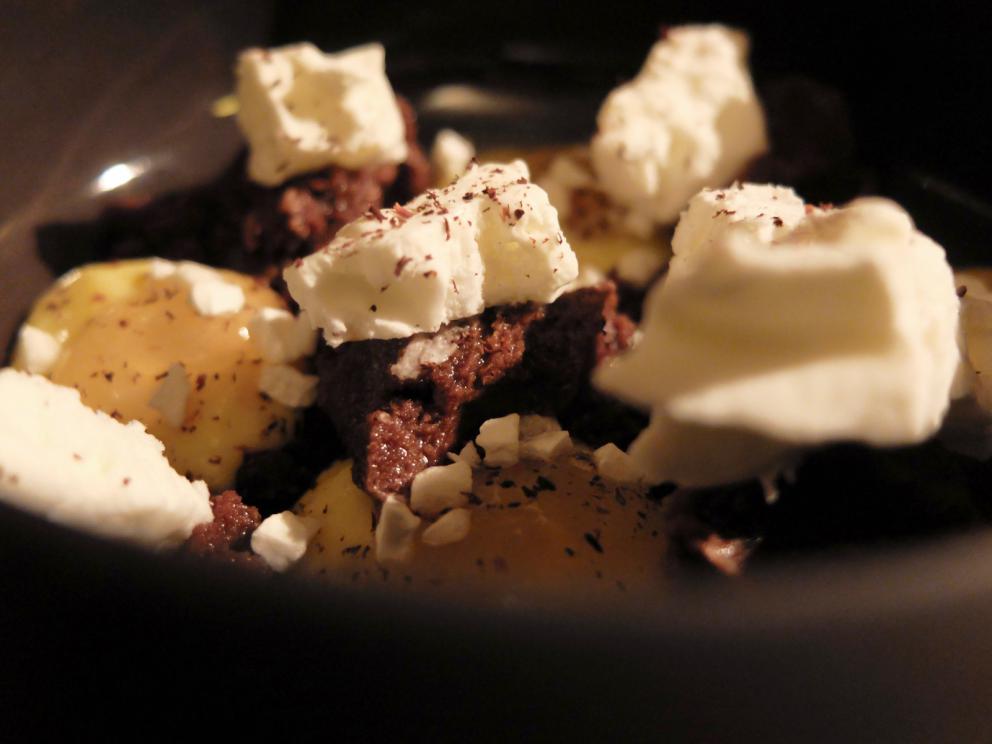 Galleria fotografica






La nostra cena negli scatti di Tanio Liotta. Conosciamo chi produce il pane, è la cooperativa Pausa Cafè, lo impastano i detenuti di una delle due prigioni di Alessandria, quella di San Michele. Ne avevamo parlato qui: Il buon pane dei cattivi. Poi ci sono anche grissini home made e taralli artigianali di Vincenzo Fiore









Bonbon di cinghiale, polvere di barbabietola, ketchup di barbabietola rossa









Buonissimi i Tacos di wafer, guacamole e maionese alla paprika affumicata









Patata pietrificata, maionese di zafferano e i suoi fiori









Finto pomodorino su pane verde all'acciuga









S'inizia il pasto vero e proprio: qui Pescato del Mediterraneo crudo e cotto incontra l'Oriente, ossia gambero rosso di Mazara, ricciola, cipolla rossa di Breme, gel della stessa, peperoncino fresco, riso selvaggio soffiato, latte di cocco, lemon grass, zenzero, acqua di cottura delle cozze. Piatto molto intrigante, spinge su sentori dolci e aromatici/speziati. A parte sono serviti dei calamaretti spillo fritti con paprika affumicata: un po' troppo sale









Uovo bio, carciofo, caviale di trota, Casanova: l'uovo è de La Montagnola, azienda agricola di Riccardo e Gabriele Nicora a Bocco, frazione di Brallo di Pregola (Pv), zona a cavallo tra la bassa valle Staffora e la valle del Trebbia, «da loro mi rifornisco anche di uno splendido zafferano», spiega Sgorbini. È in doppia panatura di pane e panko, poi una fonduta di Casanova (formaggio prodotto dal Caseificio Cavanna sempre in valle Staffora, a pasta molle da latte vaccino intero pastorizzato), un po' dello stesso Casanova a tocchetti, il gambo del carciofo cotto a bassa temperatura e uova di trota. Piatto molto buono, fondente









Deliziosa l'Animella, panna acida al pepe di Timut, daikon e lamponi. L'animella è fritta e poi spolverata di polvere di lamponi, il daikon in infusione di acetosella rossa, poi fondo di cottura di vitello. Perfetto il bilanciamento degli aromi e delle texture: acido/grasso, dolce/piccante, morbido/croccante









Divertente - anche come presentazione - la reinterpretazione di un classico oltrepadano: Ravioli al brasato, cialde di Grana Padano, bieta, jus di vitello









Risotto ai quattro formaggi dell'Oltrepò Pavese. Il riso Riserva San Massimo ha alla base una crema di pere, è mantecato con extravergine e poco burro, e un po' di limone. I formaggi sono liquidi nelle ampolline in fondo, e di altissima qualità, e ognuno richiama una diversa percezione di gusto: stafforella del Caseificio Cavanna per l'acido (è un formaggio vaccino a pasta molle): il Latte & Co di Marco Bernini per l'amaro (erborinato vaccino annegato in salamoia di roquefort e pistacchio di Bronte. Di Bernini abbiamo parlato qui: In viaggio dal casaro-alchimista); il Quadro a pasta fiorita de Il Boscasso (formaggio di capra a latte crudo, stagionato 40 giorni) per il sapido; Grana Padano Dop 20 mesi dell'azienda agrigola Garbelli per l'umami. Da versare a piacere; il dolce, come detto, è già nella crema di pere. Anche in questo caso, piatto molto intrigante









Grissini bolliti Milano (un omaggio ai due maestri), che poi sarebbero Bartolini (i suoi famosi grissini bolliti) e Ribaldone (lo Spaghetto Milano, ne abbiamo parlato qui: uno spaghettone Monograno Felicetti mantecato con un risotto alla milanese stracotto, mantecato con Grana Padano e burro, poi frullato per ottenere una crema di riso allo zafferano). In questo caso Sgorbini unisce le due idee, aggiunge midollo ghiacciato grattugiato e gremolada









Piatto favoloso, quello che vale il viaggio: Diaframma, ostrica, insalatina, arancia. Pulito, essenziale, ricco, equilibrato. Il diaframma è cotto a bassa temperatura a 55°, poi affumicato e finito alla piastra: magnifico. Viene condito con una salsa di ostriche frullate con la loro acqua ed extravergine; a stemperare lo scontro ferroso-iodato arriva la parte vegetale, con le note dolci e acide dell'arancia che si ritrovano anche nel fondo bruno aromatizzato









Come side dish, un'Ostrica con salsa ponzu. Elegantissima









Pollo ficatum, limone, pomelo, cicorie: di nuovo una cottura a bassa temperatura, in questo caso del petto del pollo, mentre la coscetta è panata e fritta. Poi salsa agropiccante di pomelo, insalatina di cicorie, maionese al limone senza uova









Buono anche lo Storione, bernese, cavolfiore, olive. Il pesce è marinato in sale grosso, poi fiammeggiato con salsa di soia, miele, miso e aceto, quindi cavolfiore crudo, polvere di olive nere e verdi, alghe, una bernese classica e agretti









Maialino agropiccante, pastinaca all'anice, cavolo viola fermentato: la carne a bassa temperatura, poi piastrata









Limone e liquirizia: panna cotta, sorbetto di limone, gel di liquirizia, meringa al limone. Buonissimo, fresco, accattivante






