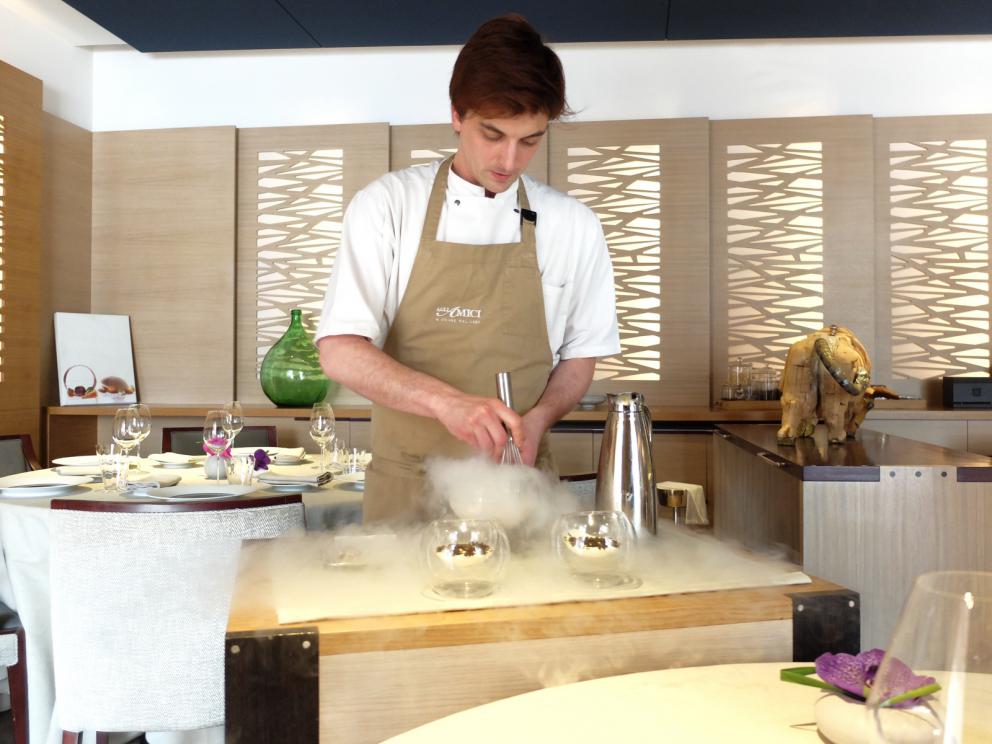 Galleria fotograficaUn pranzo spettacolare grazie a Michela ed Emanuele Scarello. Lo raccontano gli scatti di Tanio Liotta. S'inizia con gli appetizer: Sfera di zucchine trifolate e gel di menta, Cono di insalata russa e farina di ceci, Cialda di fagioli, lenticchie e amaranto e patate di Godia, Spugna di erbe verdi e cipolla fondente, Meringa al formaggio soffiato, Croccante di pistacchi, Grana Padano e caff&eacute;. E ancora: prosciutto crudo San Daniele Dall'Ava, grissini di polenta, ricotta fresca con erba cipollina
Gocce di cipolla con siero di latte, aglio orsino e caviale: piatto insieme delicato e di classe
Parfait di seppia con il suo nero e tuorlo candito al burro. La seppia &egrave; prima cotta a poi tostata, la consistenza perfetta
Solo d&rsquo;alghe,&nbsp;la mia insalata di mare: piatto indimenticabile, &laquo;non ci sono cozze, seppie n&eacute; rucola&raquo;, bens&igrave; sette tipi d'alga e quattro piante alofite, poi panna cotta salata al bergamotto, maionese d'agrumi, yogurt al pompelmo... Quindi acqua di mare, si degusta con un vermuth agricolo Santon aromatizzato al santonego, ossia l'artemisia di Grado. Eccelso, il piatto compie un anno di vita, &laquo;ne dedichiamo ogni anno uno al mare&raquo;
Erbe di campo&nbsp;con tartare di crostacei e brodo d&rsquo;asparagi
Tortelli di carciofo violetto&nbsp;con filetto d&rsquo;agnello, aglio dolce e crema soffice di topinambur
Traduzione della Tradizione:&nbsp;la pasta e fagioli di Scarello, con aglio gentile e aria di Grana Padano
Scarello&nbsp;rielabora&nbsp;cos&igrave;, in modo magistrale, un risotto all'ossobuco, con crema soffice allo zafferano e fondo di stinco
Bon bon&nbsp;di foie gras e polvere di lamponi. La pasta &egrave; fatta con latte e kuzu, un amido che deriva da una pianta d'origine asiatica
La via delle spezie:&nbsp;piccione con caff&egrave;, macis, curcuma, cardamomo e coriandolo. Grandissimo piatto, &laquo;Udine&nbsp;&egrave; sulla via dei cramars, ossia dei mercanti di spezie carnici che da Venezia portavano le loro mercanzie&nbsp;al Nord Europa&raquo;
Foglie di salvia, finocchio, kaffir lime, menta, fiore di loto e nasturzio prima essiccate e poi passate nello zucchero
Crema di riso,&nbsp;gelato di limone bruciato e olive taggiasche
Cioccolato Ivoire&nbsp;con sedano, finocchio e mela verde&nbsp;accompagnato da una sfera di yogurt e zenzero
Torta di frutta secca e semi di zucca
Toffee di caramello e cioccolato fondente e cremini alla nocciola
Sulla tavola una sfera di cioccolato, zuccherini all'anice, gelatine di mela, zest di arancia, arachidi caramellate, il tutto accompagnato con un centrifugato di mela verde ed olio extravergine
Si chiude con un classico zabaione
