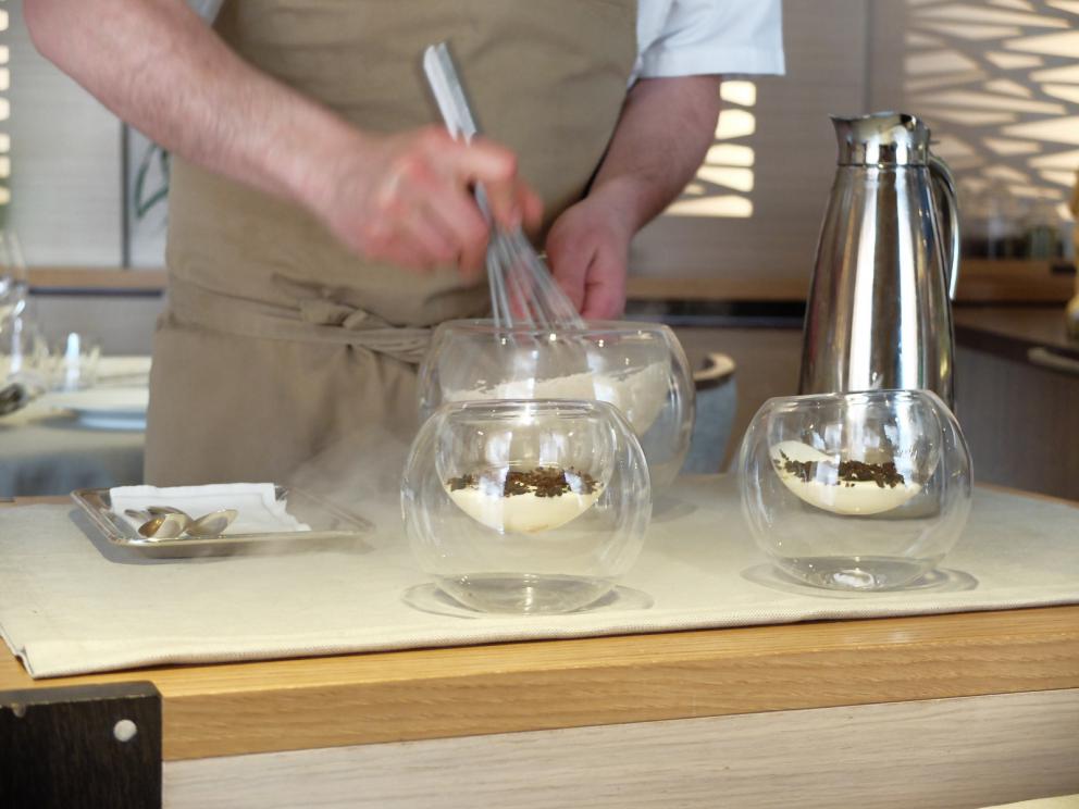 Galleria fotograficaUn pranzo spettacolare grazie a Michela ed Emanuele Scarello. Lo raccontano gli scatti di Tanio Liotta. S'inizia con gli appetizer: Sfera di zucchine trifolate e gel di menta, Cono di insalata russa e farina di ceci, Cialda di fagioli, lenticchie e amaranto e patate di Godia, Spugna di erbe verdi e cipolla fondente, Meringa al formaggio soffiato, Croccante di pistacchi, Grana Padano e caff&eacute;. E ancora: prosciutto crudo San Daniele Dall'Ava, grissini di polenta, ricotta fresca con erba cipollina
Gocce di cipolla con siero di latte, aglio orsino e caviale: piatto insieme delicato e di classe
Parfait di seppia con il suo nero e tuorlo candito al burro. La seppia &egrave; prima cotta a poi tostata, la consistenza perfetta
Solo d&rsquo;alghe,&nbsp;la mia insalata di mare: piatto indimenticabile, &laquo;non ci sono cozze, seppie n&eacute; rucola&raquo;, bens&igrave; sette tipi d'alga e quattro piante alofite, poi panna cotta salata al bergamotto, maionese d'agrumi, yogurt al pompelmo... Quindi acqua di mare, si degusta con un vermuth agricolo Santon aromatizzato al santonego, ossia l'artemisia di Grado. Eccelso, il piatto compie un anno di vita, &laquo;ne dedichiamo ogni anno uno al mare&raquo;
Erbe di campo&nbsp;con tartare di crostacei e brodo d&rsquo;asparagi
Tortelli di carciofo violetto&nbsp;con filetto d&rsquo;agnello, aglio dolce e crema soffice di topinambur
Traduzione della Tradizione:&nbsp;la pasta e fagioli di Scarello, con aglio gentile e aria di Grana Padano
Scarello&nbsp;rielabora&nbsp;cos&igrave;, in modo magistrale, un risotto all'ossobuco, con crema soffice allo zafferano e fondo di stinco
Bon bon&nbsp;di foie gras e polvere di lamponi. La pasta &egrave; fatta con latte e kuzu, un amido che deriva da una pianta d'origine asiatica
La via delle spezie:&nbsp;piccione con caff&egrave;, macis, curcuma, cardamomo e coriandolo. Grandissimo piatto, &laquo;Udine&nbsp;&egrave; sulla via dei cramars, ossia dei mercanti di spezie carnici che da Venezia portavano le loro mercanzie&nbsp;al Nord Europa&raquo;
Foglie di salvia, finocchio, kaffir lime, menta, fiore di loto e nasturzio prima essiccate e poi passate nello zucchero
Crema di riso,&nbsp;gelato di limone bruciato e olive taggiasche
Cioccolato Ivoire&nbsp;con sedano, finocchio e mela verde&nbsp;accompagnato da una sfera di yogurt e zenzero
Torta di frutta secca e semi di zucca
Toffee di caramello e cioccolato fondente e cremini alla nocciola
Sulla tavola una sfera di cioccolato, zuccherini all'anice, gelatine di mela, zest di arancia, arachidi caramellate, il tutto accompagnato con un centrifugato di mela verde ed olio extravergine
Si chiude con un classico zabaione
In brigata tanti giovani. Come il primo pasticcere Leonardo Zanon, classe 1984 di Belluno, che ha fatto esperienza nelle grandi insegne del Nord Europa. Qui prepara con l'azoto liquido il gelato al limone bruciato
