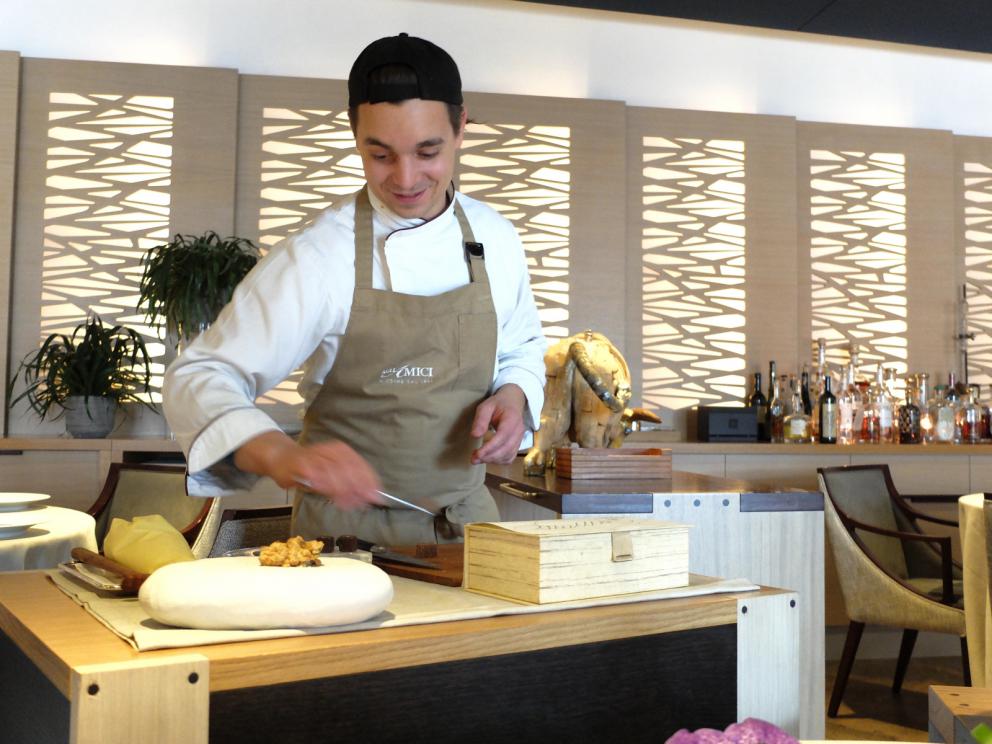 Galleria fotograficaUn pranzo spettacolare grazie a Michela ed Emanuele Scarello. Lo raccontano gli scatti di Tanio Liotta. S'inizia con gli appetizer: Sfera di zucchine trifolate e gel di menta, Cono di insalata russa e farina di ceci, Cialda di fagioli, lenticchie e amaranto e patate di Godia, Spugna di erbe verdi e cipolla fondente, Meringa al formaggio soffiato, Croccante di pistacchi, Grana Padano e caff&eacute;. E ancora: prosciutto crudo San Daniele Dall'Ava, grissini di polenta, ricotta fresca con erba cipollina
Gocce di cipolla con siero di latte, aglio orsino e caviale: piatto insieme delicato e di classe
Parfait di seppia con il suo nero e tuorlo candito al burro. La seppia &egrave; prima cotta a poi tostata, la consistenza perfetta
Solo d&rsquo;alghe,&nbsp;la mia insalata di mare: piatto indimenticabile, &laquo;non ci sono cozze, seppie n&eacute; rucola&raquo;, bens&igrave; sette tipi d'alga e quattro piante alofite, poi panna cotta salata al bergamotto, maionese d'agrumi, yogurt al pompelmo... Quindi acqua di mare, si degusta con un vermuth agricolo Santon aromatizzato al santonego, ossia l'artemisia di Grado. Eccelso, il piatto compie un anno di vita, &laquo;ne dedichiamo ogni anno uno al mare&raquo;
Erbe di campo&nbsp;con tartare di crostacei e brodo d&rsquo;asparagi
Tortelli di carciofo violetto&nbsp;con filetto d&rsquo;agnello, aglio dolce e crema soffice di topinambur
Traduzione della Tradizione:&nbsp;la pasta e fagioli di Scarello, con aglio gentile e aria di Grana Padano
Scarello&nbsp;rielabora&nbsp;cos&igrave;, in modo magistrale, un risotto all'ossobuco, con crema soffice allo zafferano e fondo di stinco
Bon bon&nbsp;di foie gras e polvere di lamponi. La pasta &egrave; fatta con latte e kuzu, un amido che deriva da una pianta d'origine asiatica
La via delle spezie:&nbsp;piccione con caff&egrave;, macis, curcuma, cardamomo e coriandolo. Grandissimo piatto, &laquo;Udine&nbsp;&egrave; sulla via dei cramars, ossia dei mercanti di spezie carnici che da Venezia portavano le loro mercanzie&nbsp;al Nord Europa&raquo;
Foglie di salvia, finocchio, kaffir lime, menta, fiore di loto e nasturzio prima essiccate e poi passate nello zucchero
Crema di riso,&nbsp;gelato di limone bruciato e olive taggiasche
Cioccolato Ivoire&nbsp;con sedano, finocchio e mela verde&nbsp;accompagnato da una sfera di yogurt e zenzero
Torta di frutta secca e semi di zucca
Toffee di caramello e cioccolato fondente e cremini alla nocciola
Sulla tavola una sfera di cioccolato, zuccherini all'anice, gelatine di mela, zest di arancia, arachidi caramellate, il tutto accompagnato con un centrifugato di mela verde ed olio extravergine
Si chiude con un classico zabaione
In brigata tanti giovani. Come il primo pasticcere Leonardo Zanon, classe 1984 di Belluno, che ha fatto esperienza nelle grandi insegne del Nord Europa. Qui prepara con l'azoto liquido il gelato al limone bruciato
