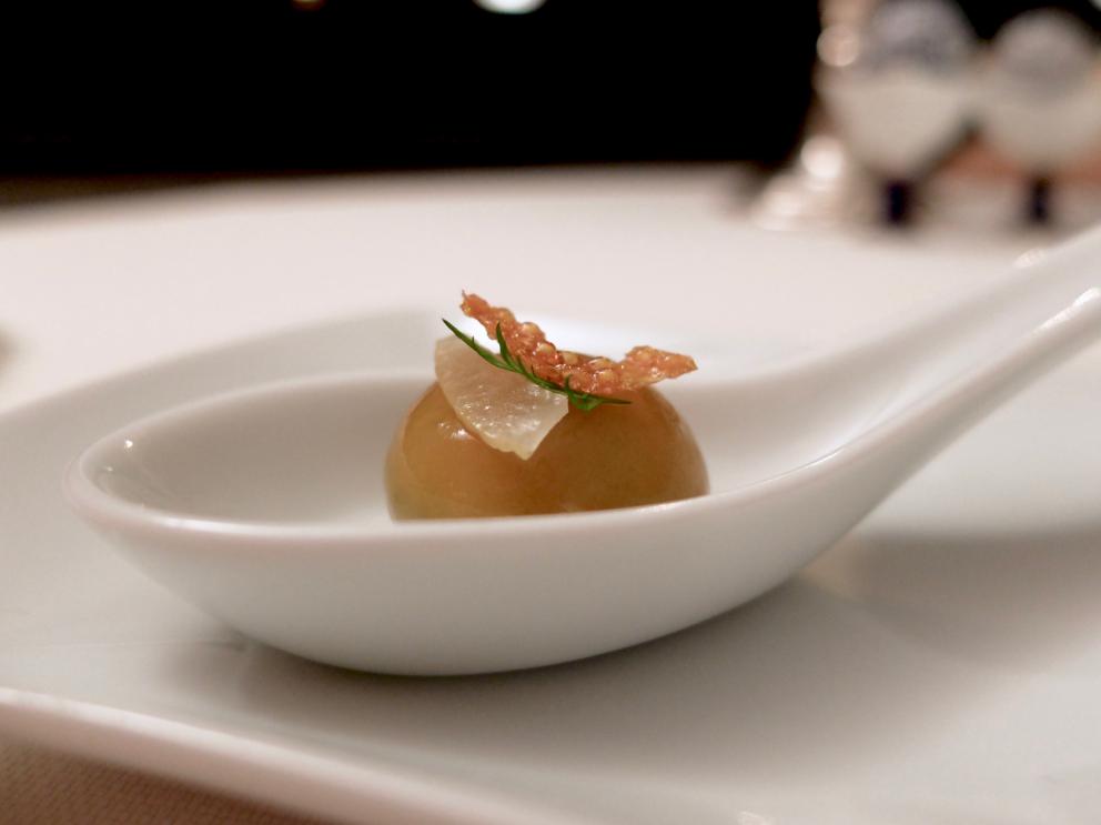 Galleria fotograficaLa nostra cena negli scatti di Tanio Liotta. S'inizia con&nbsp;&Eacute;clair&nbsp;alla crema di cavolfiore, uova di salmerino e trota
