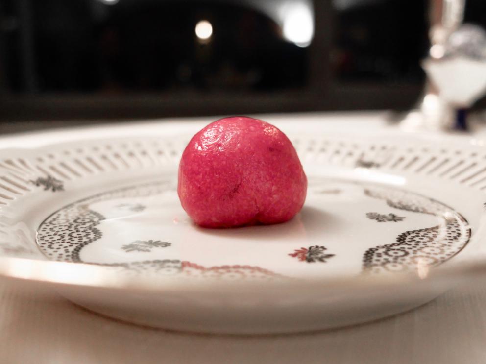 Galleria fotograficaLa nostra cena negli scatti di Tanio Liotta. S'inizia con&nbsp;&Eacute;clair&nbsp;alla crema di cavolfiore, uova di salmerino e trota
Sfera di peperone e zucchina, acqua di pomodoro, limone al sale, tapioca allo zafferano. Molto buona
