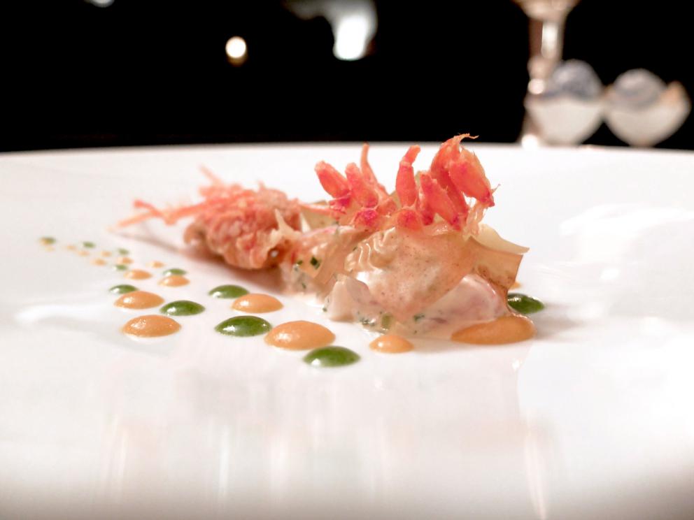 Galleria fotograficaLa nostra cena negli scatti di Tanio Liotta. S'inizia con&nbsp;&Eacute;clair&nbsp;alla crema di cavolfiore, uova di salmerino e trota
Sfera di peperone e zucchina, acqua di pomodoro, limone al sale, tapioca allo zafferano. Molto buona
Bao con estratto di barbabietola e riso. Altro appetizer molto convincente
