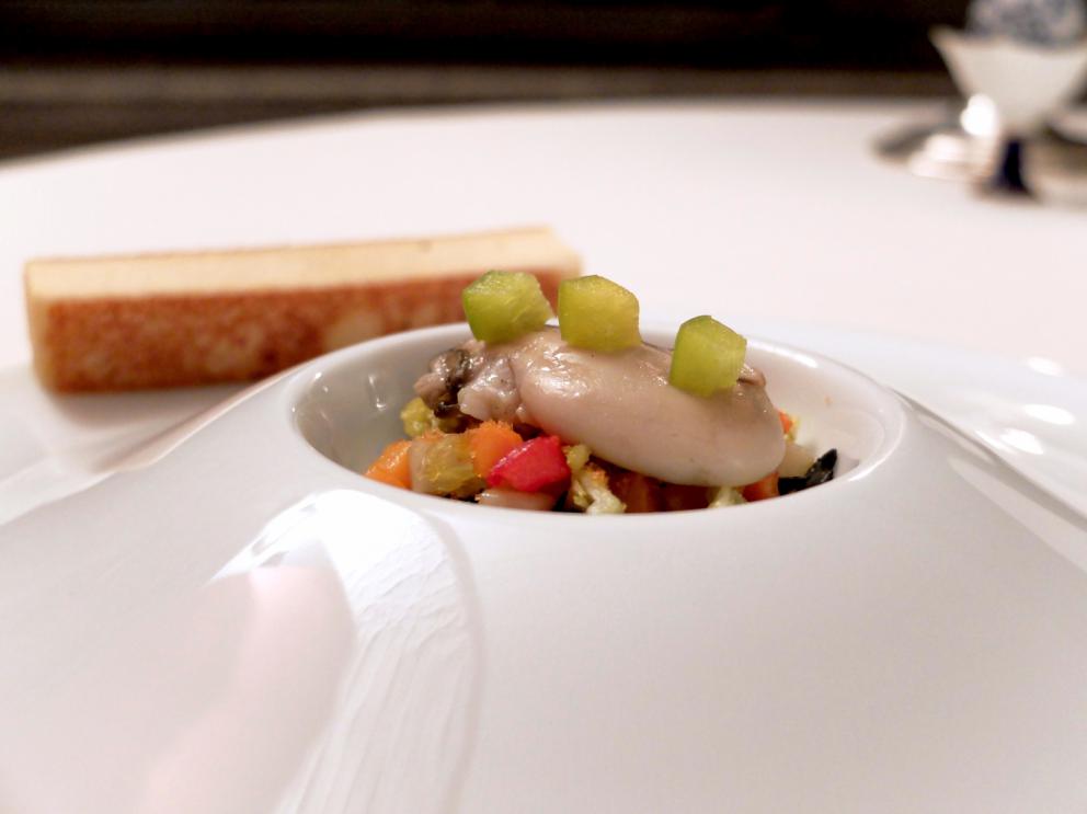 Galleria fotograficaLa nostra cena negli scatti di Tanio Liotta. S'inizia con&nbsp;&Eacute;clair&nbsp;alla crema di cavolfiore, uova di salmerino e trota
Sfera di peperone e zucchina, acqua di pomodoro, limone al sale, tapioca allo zafferano. Molto buona
Bao con estratto di barbabietola e riso. Altro appetizer molto convincente
Crudo di gambero rosso di Sicilia, carta di crostacei, salsa romesco
