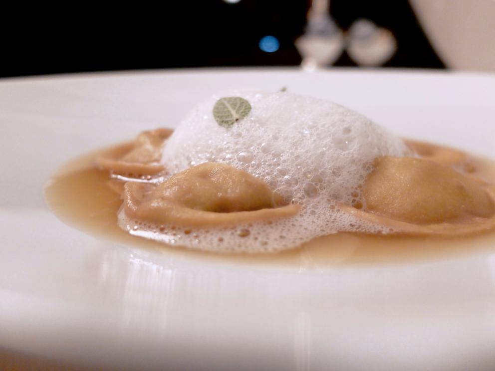 Galleria fotograficaLa nostra cena negli scatti di Tanio Liotta. S'inizia con&nbsp;&Eacute;clair&nbsp;alla crema di cavolfiore, uova di salmerino e trota
Sfera di peperone e zucchina, acqua di pomodoro, limone al sale, tapioca allo zafferano. Molto buona
Bao con estratto di barbabietola e riso. Altro appetizer molto convincente
Crudo di gambero rosso di Sicilia, carta di crostacei, salsa romesco
Toast e bottarga di salmerino, ostrica cotta, risoni e verdure candite
