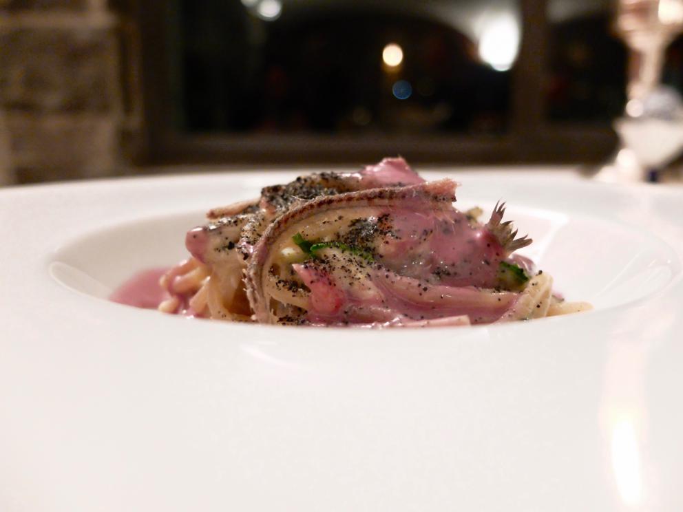 Galleria fotograficaLa nostra cena negli scatti di Tanio Liotta. S'inizia con&nbsp;&Eacute;clair&nbsp;alla crema di cavolfiore, uova di salmerino e trota
Sfera di peperone e zucchina, acqua di pomodoro, limone al sale, tapioca allo zafferano. Molto buona
Bao con estratto di barbabietola e riso. Altro appetizer molto convincente
Crudo di gambero rosso di Sicilia, carta di crostacei, salsa romesco
Toast e bottarga di salmerino, ostrica cotta, risoni e verdure candite
Ravioli ripieni di melanzana bruciata, grani di senape e fondo di coniglio alla liquirizia
