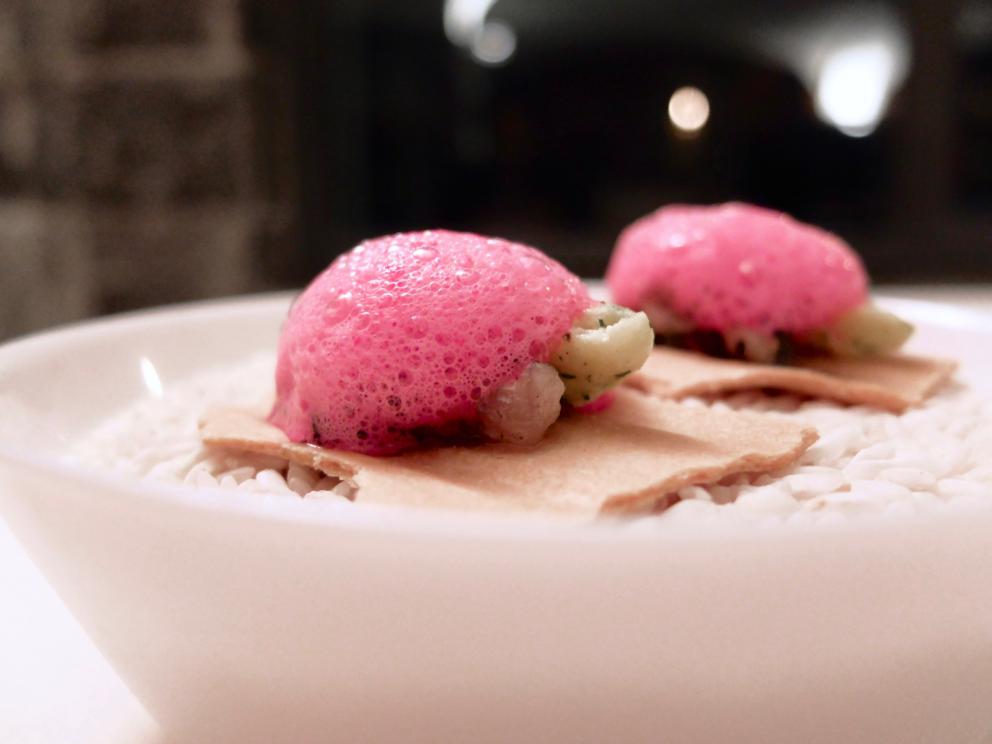 Galleria fotograficaLa nostra cena negli scatti di Tanio Liotta. S'inizia con&nbsp;&Eacute;clair&nbsp;alla crema di cavolfiore, uova di salmerino e trota
Sfera di peperone e zucchina, acqua di pomodoro, limone al sale, tapioca allo zafferano. Molto buona
Bao con estratto di barbabietola e riso. Altro appetizer molto convincente
Crudo di gambero rosso di Sicilia, carta di crostacei, salsa romesco
Toast e bottarga di salmerino, ostrica cotta, risoni e verdure candite
Ravioli ripieni di melanzana bruciata, grani di senape e fondo di coniglio alla liquirizia
Spaghetti Cav. Giuseppe Cocco, alici in tre versioni e vino rosso
Ricordo di un pasticcio, anguilla alla griglia laccata al balsamico
