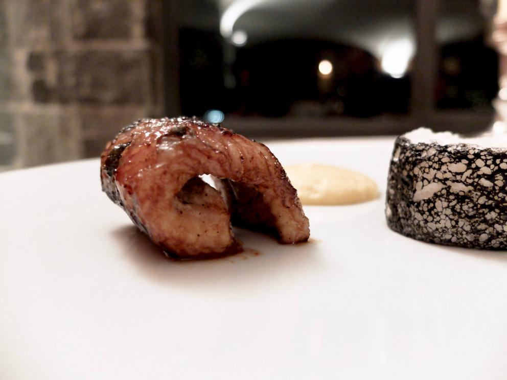 Galleria fotograficaLa nostra cena negli scatti di Tanio Liotta. S'inizia con&nbsp;&Eacute;clair&nbsp;alla crema di cavolfiore, uova di salmerino e trota
Sfera di peperone e zucchina, acqua di pomodoro, limone al sale, tapioca allo zafferano. Molto buona
Bao con estratto di barbabietola e riso. Altro appetizer molto convincente
Crudo di gambero rosso di Sicilia, carta di crostacei, salsa romesco
Toast e bottarga di salmerino, ostrica cotta, risoni e verdure candite
Ravioli ripieni di melanzana bruciata, grani di senape e fondo di coniglio alla liquirizia
Spaghetti Cav. Giuseppe Cocco, alici in tre versioni e vino rosso
