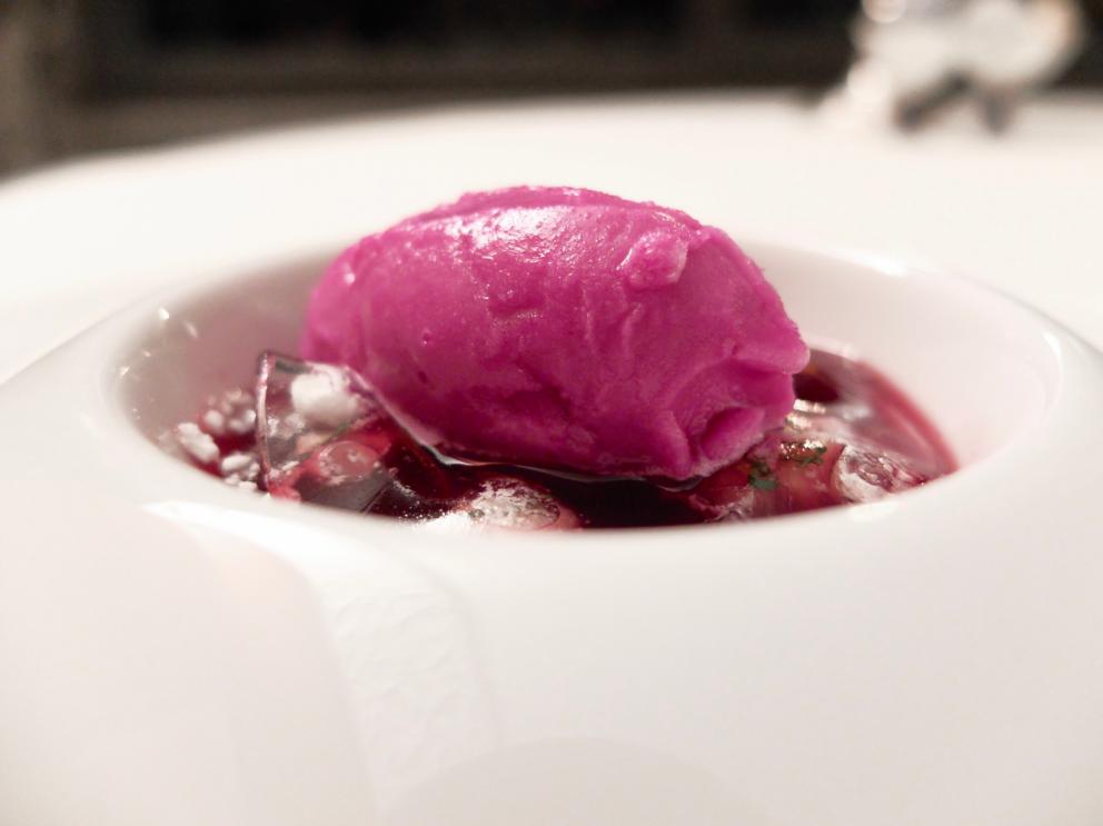 Galleria fotograficaLa nostra cena negli scatti di Tanio Liotta. S'inizia con&nbsp;&Eacute;clair&nbsp;alla crema di cavolfiore, uova di salmerino e trota
Sfera di peperone e zucchina, acqua di pomodoro, limone al sale, tapioca allo zafferano. Molto buona
Bao con estratto di barbabietola e riso. Altro appetizer molto convincente
Crudo di gambero rosso di Sicilia, carta di crostacei, salsa romesco
Toast e bottarga di salmerino, ostrica cotta, risoni e verdure candite
Ravioli ripieni di melanzana bruciata, grani di senape e fondo di coniglio alla liquirizia
Spaghetti Cav. Giuseppe Cocco, alici in tre versioni e vino rosso
Ricordo di un pasticcio, anguilla alla griglia laccata al balsamico
Spugna di pane verde con anguilla e cipolle, aceto al nero di seppia, aria di barbabietola
