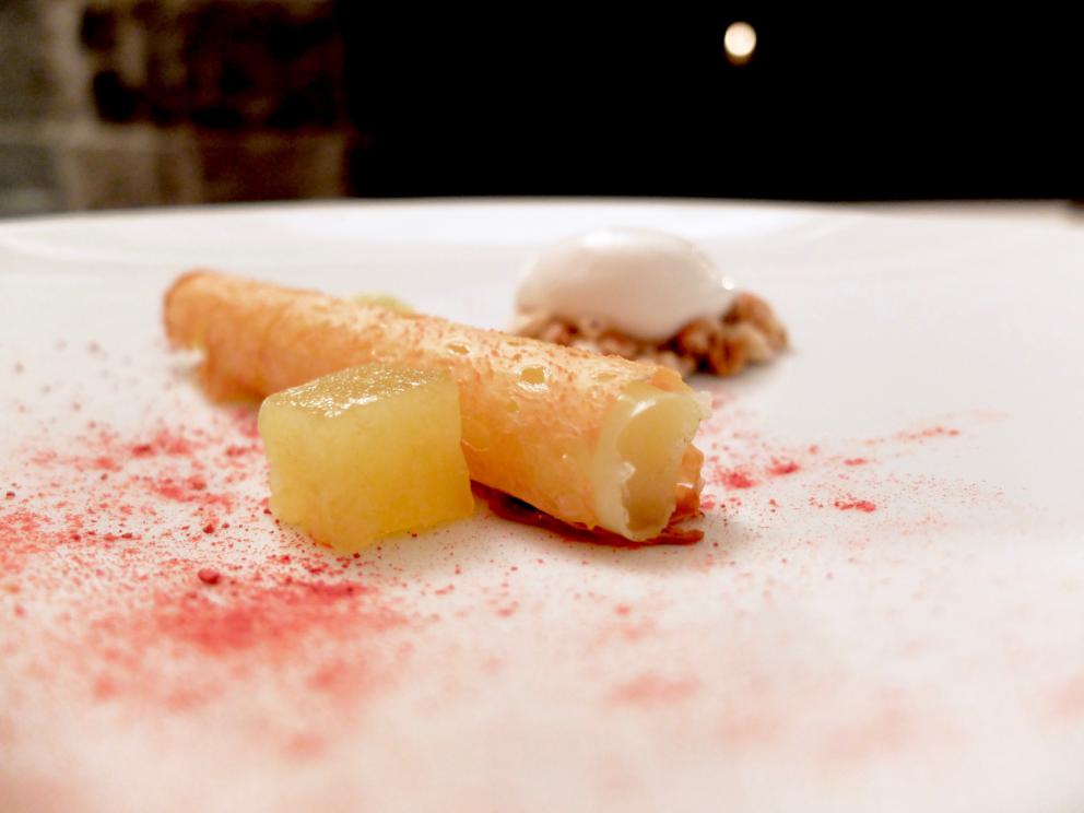 Galleria fotograficaLa nostra cena negli scatti di Tanio Liotta. S'inizia con&nbsp;&Eacute;clair&nbsp;alla crema di cavolfiore, uova di salmerino e trota
Sfera di peperone e zucchina, acqua di pomodoro, limone al sale, tapioca allo zafferano. Molto buona
Bao con estratto di barbabietola e riso. Altro appetizer molto convincente
Crudo di gambero rosso di Sicilia, carta di crostacei, salsa romesco
Toast e bottarga di salmerino, ostrica cotta, risoni e verdure candite
Ravioli ripieni di melanzana bruciata, grani di senape e fondo di coniglio alla liquirizia
Spaghetti Cav. Giuseppe Cocco, alici in tre versioni e vino rosso
Ricordo di un pasticcio, anguilla alla griglia laccata al balsamico
Spugna di pane verde con anguilla e cipolle, aceto al nero di seppia, aria di barbabietola
Vin brul&eacute; freddo, gel di zucchero, sorbetto ai crauti rossi
