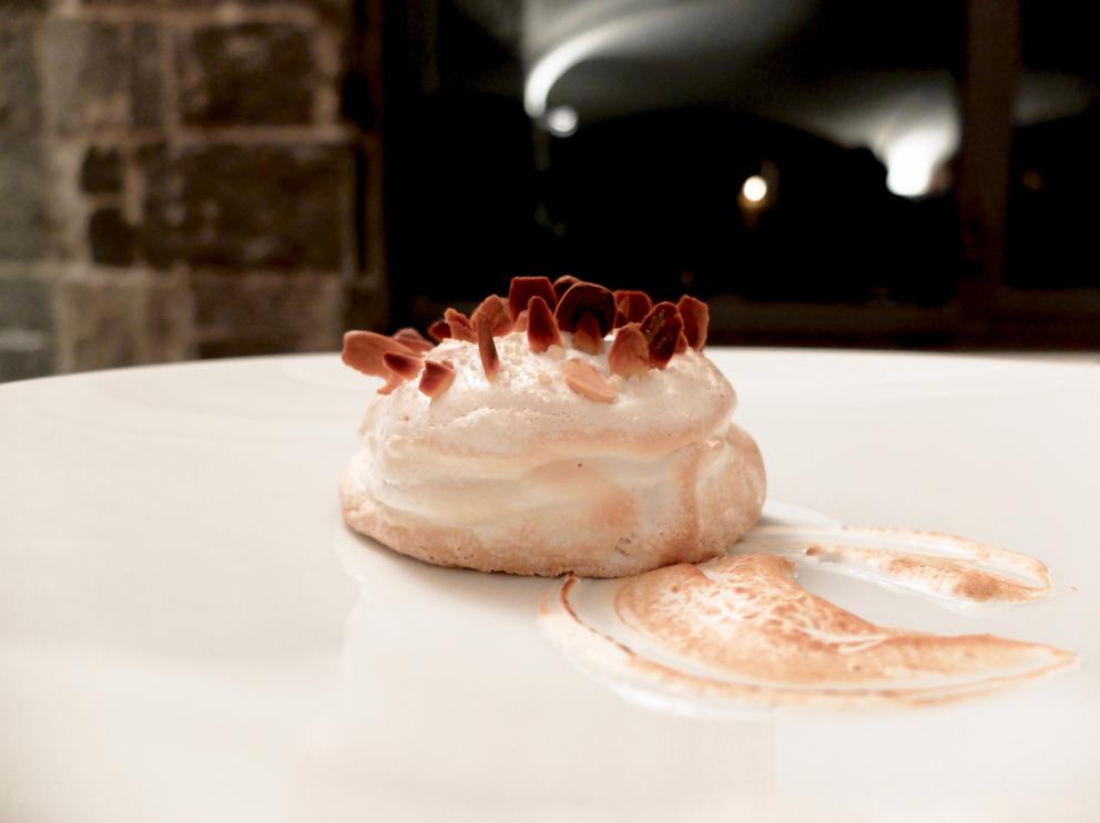 Galleria fotograficaLa nostra cena negli scatti di Tanio Liotta. S'inizia con&nbsp;&Eacute;clair&nbsp;alla crema di cavolfiore, uova di salmerino e trota
Sfera di peperone e zucchina, acqua di pomodoro, limone al sale, tapioca allo zafferano. Molto buona
Bao con estratto di barbabietola e riso. Altro appetizer molto convincente
Crudo di gambero rosso di Sicilia, carta di crostacei, salsa romesco
Toast e bottarga di salmerino, ostrica cotta, risoni e verdure candite
Ravioli ripieni di melanzana bruciata, grani di senape e fondo di coniglio alla liquirizia
Spaghetti Cav. Giuseppe Cocco, alici in tre versioni e vino rosso
Ricordo di un pasticcio, anguilla alla griglia laccata al balsamico
Spugna di pane verde con anguilla e cipolle, aceto al nero di seppia, aria di barbabietola
Vin brul&eacute; freddo, gel di zucchero, sorbetto ai crauti rossi
Ananas, cocco e farro caramellato
