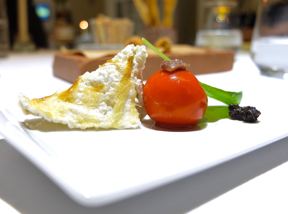 Galleria fotografica






Nella fotogallery di Tanio Liotta, le nostre due cene (risalgono a qualche mese fa, gli ingredienti non sono invernali) al Biafora di Antonio Biafora a San Giovanni in Fiore (Cosenza) e al Qafiz di Nino Rossi a Santa Cristina d'Aspromonte (Reggio Calabria). Iniziamo con Biafora, notevolissima la sua capacità di raccontare il territorio richiamando la tradizione in termini moderni, con variazioni gustative continue e un uso intelligente dei contrasti. Qui Cervella d'agnello impanate con lamponi: si parte subito con coraggio, e il piatto è delizioso






