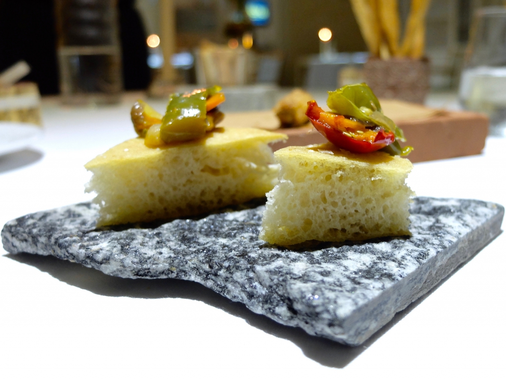 Galleria fotografica






Nella fotogallery di Tanio Liotta, le nostre due cene (risalgono a qualche mese fa, gli ingredienti non sono invernali) al Biafora di Antonio Biafora a San Giovanni in Fiore (Cosenza) e al Qafiz di Nino Rossi a Santa Cristina d'Aspromonte (Reggio Calabria). Iniziamo con Biafora, notevolissima la sua capacità di raccontare il territorio richiamando la tradizione in termini moderni, con variazioni gustative continue e un uso intelligente dei contrasti. Qui Cervella d'agnello impanate con lamponi: si parte subito con coraggio, e il piatto è delizioso









Baccalà («Un pesce da silano»), pellicola di peperone crusco, acciuga, oliva e pelle fritta






