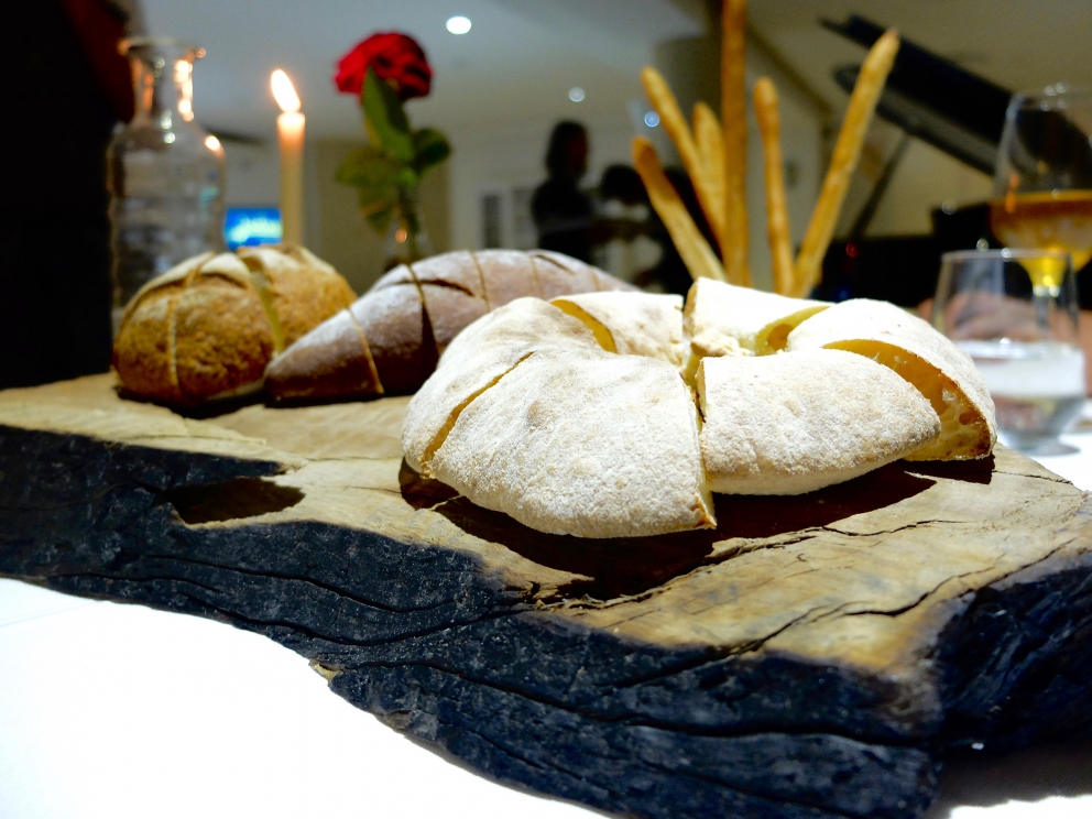 Galleria fotografica






Nella fotogallery di Tanio Liotta, le nostre due cene (risalgono a qualche mese fa, gli ingredienti non sono invernali) al Biafora di Antonio Biafora a San Giovanni in Fiore (Cosenza) e al Qafiz di Nino Rossi a Santa Cristina d'Aspromonte (Reggio Calabria). Iniziamo con Biafora, notevolissima la sua capacità di raccontare il territorio richiamando la tradizione in termini moderni, con variazioni gustative continue e un uso intelligente dei contrasti. Qui Cervella d'agnello impanate con lamponi: si parte subito con coraggio, e il piatto è delizioso









Baccalà («Un pesce da silano»), pellicola di peperone crusco, acciuga, oliva e pelle fritta









«Il panino di mia nonna», con sopra la peperonata






