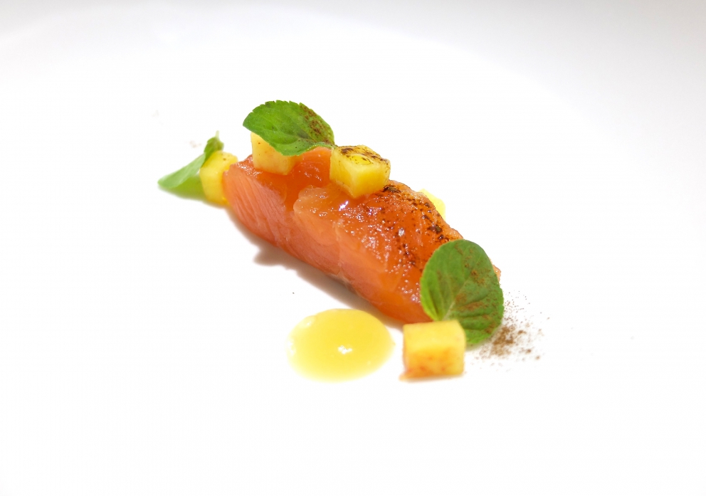 Galleria fotografica






Nella fotogallery di Tanio Liotta, le nostre due cene (risalgono a qualche mese fa, gli ingredienti non sono invernali) al Biafora di Antonio Biafora a San Giovanni in Fiore (Cosenza) e al Qafiz di Nino Rossi a Santa Cristina d'Aspromonte (Reggio Calabria). Iniziamo con Biafora, notevolissima la sua capacità di raccontare il territorio richiamando la tradizione in termini moderni, con variazioni gustative continue e un uso intelligente dei contrasti. Qui Cervella d'agnello impanate con lamponi: si parte subito con coraggio, e il piatto è delizioso









Baccalà («Un pesce da silano»), pellicola di peperone crusco, acciuga, oliva e pelle fritta









«Il panino di mia nonna», con sopra la peperonata









Il pane del Biafora, una delle migliori proposte del 2016, per noi: la tradizionale pitta calabrese, un pane di castagne, che era quello dei poveri, duro, fatto con le castagne tostate, un po' di farina e il latte, e poi quello più classico, ma sempre da lievito madre, 48 ore di maturazione e 10 di lievitazione









Gambero crudo, zuppetta di melone e timo: «Al mercato di Crotone il gambero crudo era lo spuntino di mio nonno alle 4 di mattina, insieme alla pitta con il fegato di vitello»






