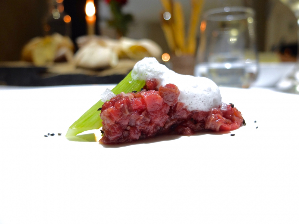 Galleria fotografica






Nella fotogallery di Tanio Liotta, le nostre due cene (risalgono a qualche mese fa, gli ingredienti non sono invernali) al Biafora di Antonio Biafora a San Giovanni in Fiore (Cosenza) e al Qafiz di Nino Rossi a Santa Cristina d'Aspromonte (Reggio Calabria). Iniziamo con Biafora, notevolissima la sua capacità di raccontare il territorio richiamando la tradizione in termini moderni, con variazioni gustative continue e un uso intelligente dei contrasti. Qui Cervella d'agnello impanate con lamponi: si parte subito con coraggio, e il piatto è delizioso









Baccalà («Un pesce da silano»), pellicola di peperone crusco, acciuga, oliva e pelle fritta









«Il panino di mia nonna», con sopra la peperonata









Il pane del Biafora, una delle migliori proposte del 2016, per noi: la tradizionale pitta calabrese, un pane di castagne, che era quello dei poveri, duro, fatto con le castagne tostate, un po' di farina e il latte, e poi quello più classico, ma sempre da lievito madre, 48 ore di maturazione e 10 di lievitazione









Gambero crudo, zuppetta di melone e timo: «Al mercato di Crotone il gambero crudo era lo spuntino di mio nonno alle 4 di mattina, insieme alla pitta con il fegato di vitello»









Trota silana, pesca, liquirizia e menta






