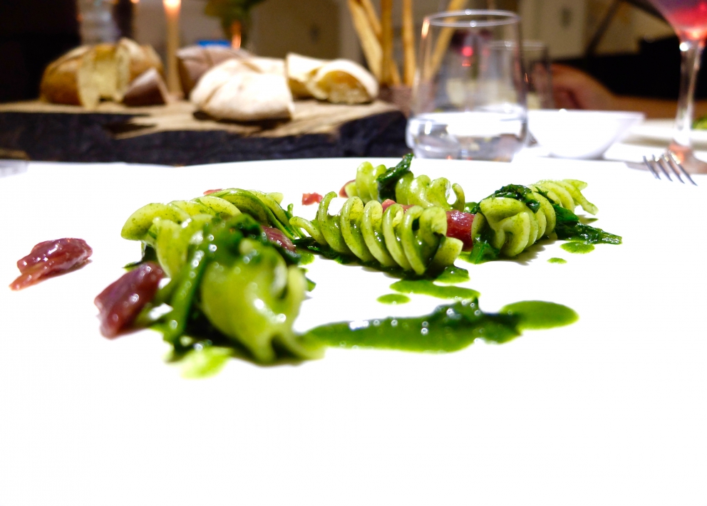 Galleria fotografica






Nella fotogallery di Tanio Liotta, le nostre due cene (risalgono a qualche mese fa, gli ingredienti non sono invernali) al Biafora di Antonio Biafora a San Giovanni in Fiore (Cosenza) e al Qafiz di Nino Rossi a Santa Cristina d'Aspromonte (Reggio Calabria). Iniziamo con Biafora, notevolissima la sua capacità di raccontare il territorio richiamando la tradizione in termini moderni, con variazioni gustative continue e un uso intelligente dei contrasti. Qui Cervella d'agnello impanate con lamponi: si parte subito con coraggio, e il piatto è delizioso









Baccalà («Un pesce da silano»), pellicola di peperone crusco, acciuga, oliva e pelle fritta









«Il panino di mia nonna», con sopra la peperonata









Il pane del Biafora, una delle migliori proposte del 2016, per noi: la tradizionale pitta calabrese, un pane di castagne, che era quello dei poveri, duro, fatto con le castagne tostate, un po' di farina e il latte, e poi quello più classico, ma sempre da lievito madre, 48 ore di maturazione e 10 di lievitazione









Gambero crudo, zuppetta di melone e timo: «Al mercato di Crotone il gambero crudo era lo spuntino di mio nonno alle 4 di mattina, insieme alla pitta con il fegato di vitello»









Trota silana, pesca, liquirizia e menta









Tartare di coscia di podolica, anice selvatico, schiuma di birra e sedano, «l'anice selvatico cresce dalle nostre parti, l'ho scoperto l'anno scorso». Notevolissima anche la Lingua di podolica, kefir di capra e uva spina marinata all'aceto






