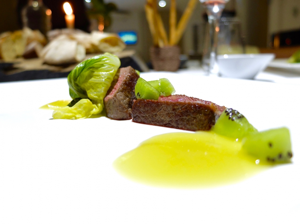 Galleria fotografica






Nella fotogallery di Tanio Liotta, le nostre due cene (risalgono a qualche mese fa, gli ingredienti non sono invernali) al Biafora di Antonio Biafora a San Giovanni in Fiore (Cosenza) e al Qafiz di Nino Rossi a Santa Cristina d'Aspromonte (Reggio Calabria). Iniziamo con Biafora, notevolissima la sua capacità di raccontare il territorio richiamando la tradizione in termini moderni, con variazioni gustative continue e un uso intelligente dei contrasti. Qui Cervella d'agnello impanate con lamponi: si parte subito con coraggio, e il piatto è delizioso









Baccalà («Un pesce da silano»), pellicola di peperone crusco, acciuga, oliva e pelle fritta









«Il panino di mia nonna», con sopra la peperonata









Il pane del Biafora, una delle migliori proposte del 2016, per noi: la tradizionale pitta calabrese, un pane di castagne, che era quello dei poveri, duro, fatto con le castagne tostate, un po' di farina e il latte, e poi quello più classico, ma sempre da lievito madre, 48 ore di maturazione e 10 di lievitazione









Gambero crudo, zuppetta di melone e timo: «Al mercato di Crotone il gambero crudo era lo spuntino di mio nonno alle 4 di mattina, insieme alla pitta con il fegato di vitello»









Trota silana, pesca, liquirizia e menta









Tartare di coscia di podolica, anice selvatico, schiuma di birra e sedano, «l'anice selvatico cresce dalle nostre parti, l'ho scoperto l'anno scorso». Notevolissima anche la Lingua di podolica, kefir di capra e uva spina marinata all'aceto









Fusilli, aglio, olio, cicoria e lepre marinata nello zenzero: grandissimo piatto









Stroncatura (pasta tradizionale calabrese) con cipolla, la sua cenere, sardella, salsa di plancton con peperoncino ed extravergine






