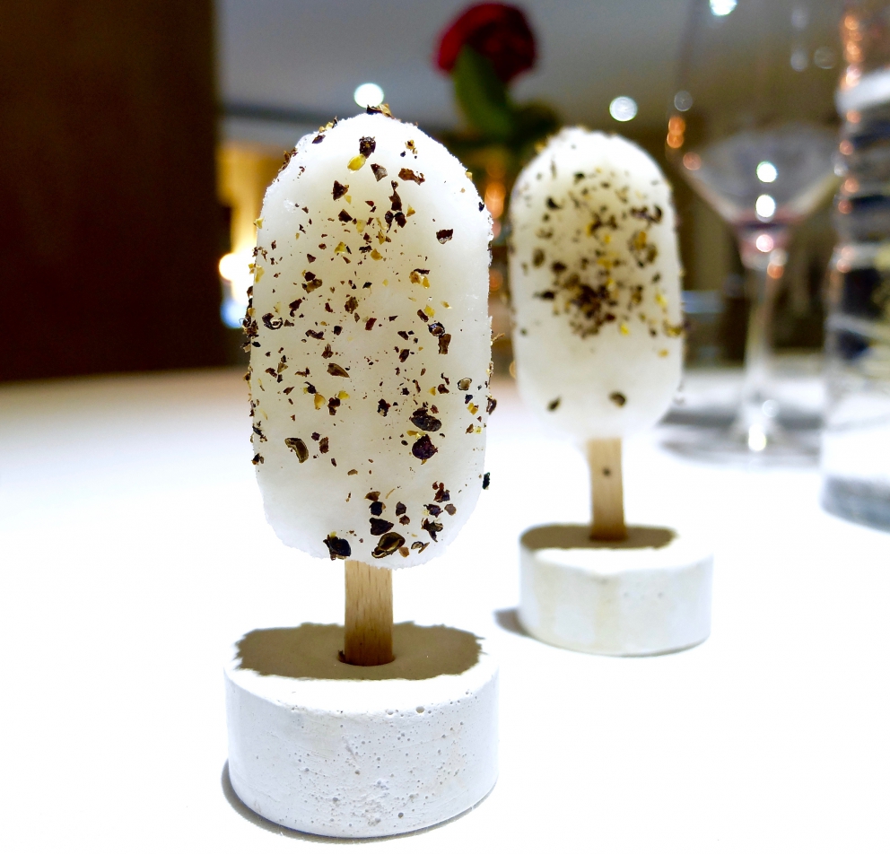 Galleria fotografica






Nella fotogallery di Tanio Liotta, le nostre due cene (risalgono a qualche mese fa, gli ingredienti non sono invernali) al Biafora di Antonio Biafora a San Giovanni in Fiore (Cosenza) e al Qafiz di Nino Rossi a Santa Cristina d'Aspromonte (Reggio Calabria). Iniziamo con Biafora, notevolissima la sua capacità di raccontare il territorio richiamando la tradizione in termini moderni, con variazioni gustative continue e un uso intelligente dei contrasti. Qui Cervella d'agnello impanate con lamponi: si parte subito con coraggio, e il piatto è delizioso









Baccalà («Un pesce da silano»), pellicola di peperone crusco, acciuga, oliva e pelle fritta









«Il panino di mia nonna», con sopra la peperonata









Il pane del Biafora, una delle migliori proposte del 2016, per noi: la tradizionale pitta calabrese, un pane di castagne, che era quello dei poveri, duro, fatto con le castagne tostate, un po' di farina e il latte, e poi quello più classico, ma sempre da lievito madre, 48 ore di maturazione e 10 di lievitazione









Gambero crudo, zuppetta di melone e timo: «Al mercato di Crotone il gambero crudo era lo spuntino di mio nonno alle 4 di mattina, insieme alla pitta con il fegato di vitello»









Trota silana, pesca, liquirizia e menta









Tartare di coscia di podolica, anice selvatico, schiuma di birra e sedano, «l'anice selvatico cresce dalle nostre parti, l'ho scoperto l'anno scorso». Notevolissima anche la Lingua di podolica, kefir di capra e uva spina marinata all'aceto









Fusilli, aglio, olio, cicoria e lepre marinata nello zenzero: grandissimo piatto









Stroncatura (pasta tradizionale calabrese) con cipolla, la sua cenere, sardella, salsa di plancton con peperoncino ed extravergine









Cervo, lattuga marinata, kiwi e olio affumicato: squisito









Anguria osmotizzata con distillato di anice selvatico e menta






