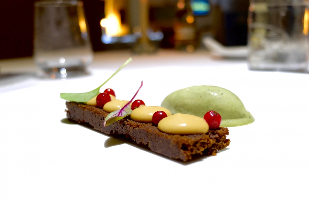 Galleria fotografica






Nella fotogallery di Tanio Liotta, le nostre due cene (risalgono a qualche mese fa, gli ingredienti non sono invernali) al Biafora di Antonio Biafora a San Giovanni in Fiore (Cosenza) e al Qafiz di Nino Rossi a Santa Cristina d'Aspromonte (Reggio Calabria). Iniziamo con Biafora, notevolissima la sua capacità di raccontare il territorio richiamando la tradizione in termini moderni, con variazioni gustative continue e un uso intelligente dei contrasti. Qui Cervella d'agnello impanate con lamponi: si parte subito con coraggio, e il piatto è delizioso









Baccalà («Un pesce da silano»), pellicola di peperone crusco, acciuga, oliva e pelle fritta









«Il panino di mia nonna», con sopra la peperonata









Il pane del Biafora, una delle migliori proposte del 2016, per noi: la tradizionale pitta calabrese, un pane di castagne, che era quello dei poveri, duro, fatto con le castagne tostate, un po' di farina e il latte, e poi quello più classico, ma sempre da lievito madre, 48 ore di maturazione e 10 di lievitazione









Gambero crudo, zuppetta di melone e timo: «Al mercato di Crotone il gambero crudo era lo spuntino di mio nonno alle 4 di mattina, insieme alla pitta con il fegato di vitello»









Trota silana, pesca, liquirizia e menta









Tartare di coscia di podolica, anice selvatico, schiuma di birra e sedano, «l'anice selvatico cresce dalle nostre parti, l'ho scoperto l'anno scorso». Notevolissima anche la Lingua di podolica, kefir di capra e uva spina marinata all'aceto









Fusilli, aglio, olio, cicoria e lepre marinata nello zenzero: grandissimo piatto









Stroncatura (pasta tradizionale calabrese) con cipolla, la sua cenere, sardella, salsa di plancton con peperoncino ed extravergine









Cervo, lattuga marinata, kiwi e olio affumicato: squisito









Anguria osmotizzata con distillato di anice selvatico e menta









Biafora sa osare: Ghiacciolo allo xilitolo, cremoso di limone e pepe di Timut






