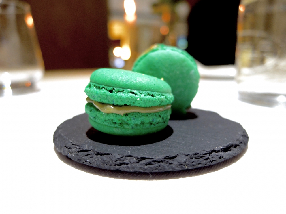 Galleria fotografica






Nella fotogallery di Tanio Liotta, le nostre due cene (risalgono a qualche mese fa, gli ingredienti non sono invernali) al Biafora di Antonio Biafora a San Giovanni in Fiore (Cosenza) e al Qafiz di Nino Rossi a Santa Cristina d'Aspromonte (Reggio Calabria). Iniziamo con Biafora, notevolissima la sua capacità di raccontare il territorio richiamando la tradizione in termini moderni, con variazioni gustative continue e un uso intelligente dei contrasti. Qui Cervella d'agnello impanate con lamponi: si parte subito con coraggio, e il piatto è delizioso









Baccalà («Un pesce da silano»), pellicola di peperone crusco, acciuga, oliva e pelle fritta









«Il panino di mia nonna», con sopra la peperonata









Il pane del Biafora, una delle migliori proposte del 2016, per noi: la tradizionale pitta calabrese, un pane di castagne, che era quello dei poveri, duro, fatto con le castagne tostate, un po' di farina e il latte, e poi quello più classico, ma sempre da lievito madre, 48 ore di maturazione e 10 di lievitazione









Gambero crudo, zuppetta di melone e timo: «Al mercato di Crotone il gambero crudo era lo spuntino di mio nonno alle 4 di mattina, insieme alla pitta con il fegato di vitello»









Trota silana, pesca, liquirizia e menta









Tartare di coscia di podolica, anice selvatico, schiuma di birra e sedano, «l'anice selvatico cresce dalle nostre parti, l'ho scoperto l'anno scorso». Notevolissima anche la Lingua di podolica, kefir di capra e uva spina marinata all'aceto









Fusilli, aglio, olio, cicoria e lepre marinata nello zenzero: grandissimo piatto









Stroncatura (pasta tradizionale calabrese) con cipolla, la sua cenere, sardella, salsa di plancton con peperoncino ed extravergine









Cervo, lattuga marinata, kiwi e olio affumicato: squisito









Anguria osmotizzata con distillato di anice selvatico e menta









Biafora sa osare: Ghiacciolo allo xilitolo, cremoso di limone e pepe di Timut









Brownie al cioccolato, ribes, gelato al finocchietto selvatico e caramello salato






