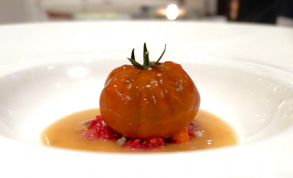 Galleria fotografica






Luca, Rosetta e Antonio Abbruzzino alla presentazione della Guida Identità Golose 2017 (foto Brambilla-Serrani)









Sgombro, mozzarella e cetriolo: lo sgombro è marinato, mozzarella al barbecue, brodo di sgombro al katsuobushi delle sue lische. Le foto dei piatti sono di Tanio Liotta






