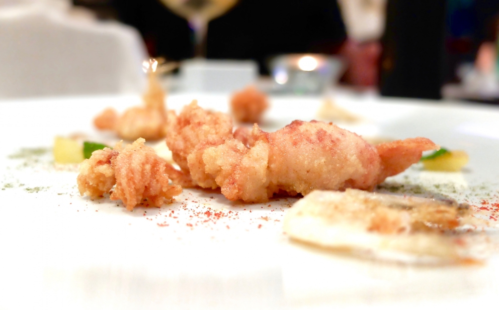 Galleria fotografica






Luca, Rosetta e Antonio Abbruzzino alla presentazione della Guida Identità Golose 2017 (foto Brambilla-Serrani)









Sgombro, mozzarella e cetriolo: lo sgombro è marinato, mozzarella al barbecue, brodo di sgombro al katsuobushi delle sue lische. Le foto dei piatti sono di Tanio Liotta









Tonno, pomodoro e fresa: la crema è fatta di pane alla 'nduia, il tonno è all'interno del pomodoro ricostruito






