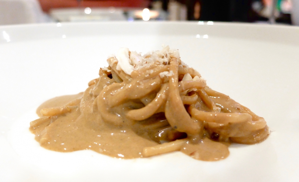 Galleria fotografica






Luca, Rosetta e Antonio Abbruzzino alla presentazione della Guida Identità Golose 2017 (foto Brambilla-Serrani)









Sgombro, mozzarella e cetriolo: lo sgombro è marinato, mozzarella al barbecue, brodo di sgombro al katsuobushi delle sue lische. Le foto dei piatti sono di Tanio Liotta









Tonno, pomodoro e fresa: la crema è fatta di pane alla 'nduia, il tonno è all'interno del pomodoro ricostruito









Frittura delicata di calamaretti e neonate di gamberetti. Non c'è limone ma bergamotto









Manzo 65 giorni con salsa di anemoni di mare, i 65 giorni sono quelli della frollatura di questa carne che viene da San Giorgio Morgeto: è «l'essenza della Calabria», per dirla con Luca Abbruzzino. C'è acidità, fondente e anche aromaticità, amplificata dall'infiorescenza di finocchietto selvatico






