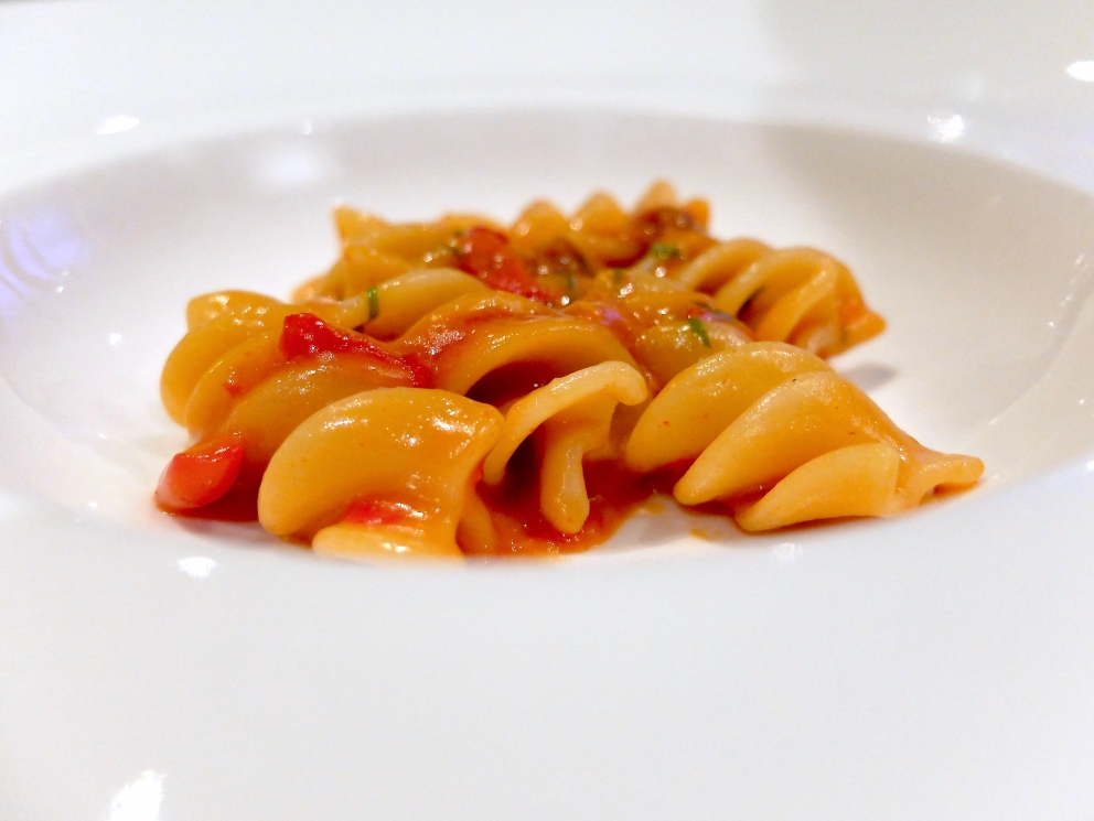 Galleria fotografica






Luca, Rosetta e Antonio Abbruzzino alla presentazione della Guida Identità Golose 2017 (foto Brambilla-Serrani)









Sgombro, mozzarella e cetriolo: lo sgombro è marinato, mozzarella al barbecue, brodo di sgombro al katsuobushi delle sue lische. Le foto dei piatti sono di Tanio Liotta









Tonno, pomodoro e fresa: la crema è fatta di pane alla 'nduia, il tonno è all'interno del pomodoro ricostruito









Frittura delicata di calamaretti e neonate di gamberetti. Non c'è limone ma bergamotto









Manzo 65 giorni con salsa di anemoni di mare, i 65 giorni sono quelli della frollatura di questa carne che viene da San Giorgio Morgeto: è «l'essenza della Calabria», per dirla con Luca Abbruzzino. C'è acidità, fondente e anche aromaticità, amplificata dall'infiorescenza di finocchietto selvatico









Una pasta fredda: Linguine, cozze (in crema), carote e mandorle fresche






